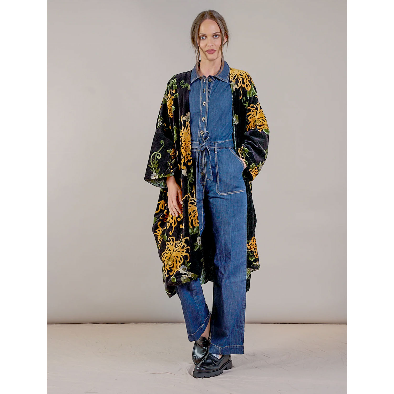 One Hundred Stars Chrysanthemum langer Kimono aus Baumwollsamt mit schönem Muster in Schwarz von One Hundred Stars Model vorne