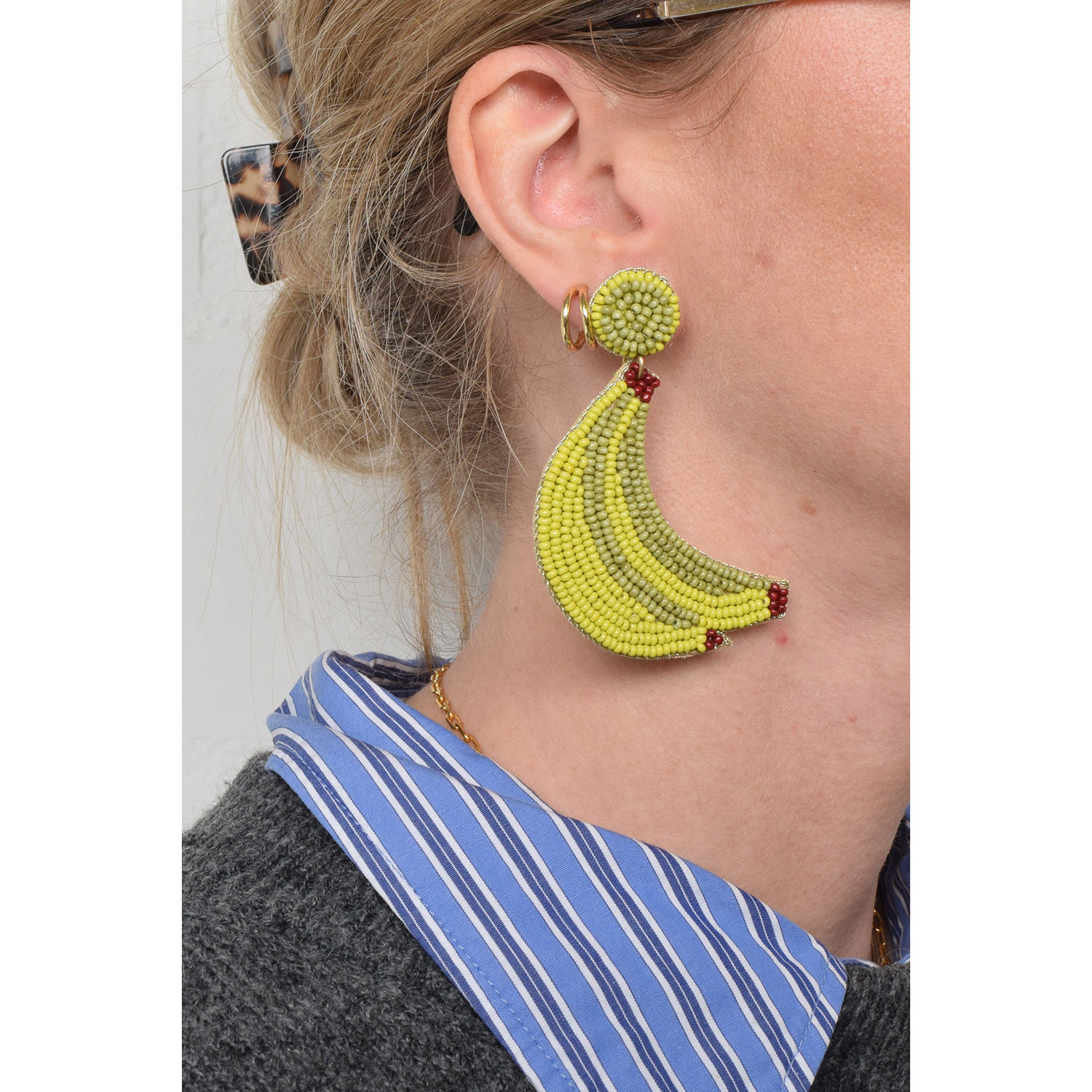 La Garçonne Bijoux Green Banana Ohrstecker von La Garçonne Bijoux Model vorne