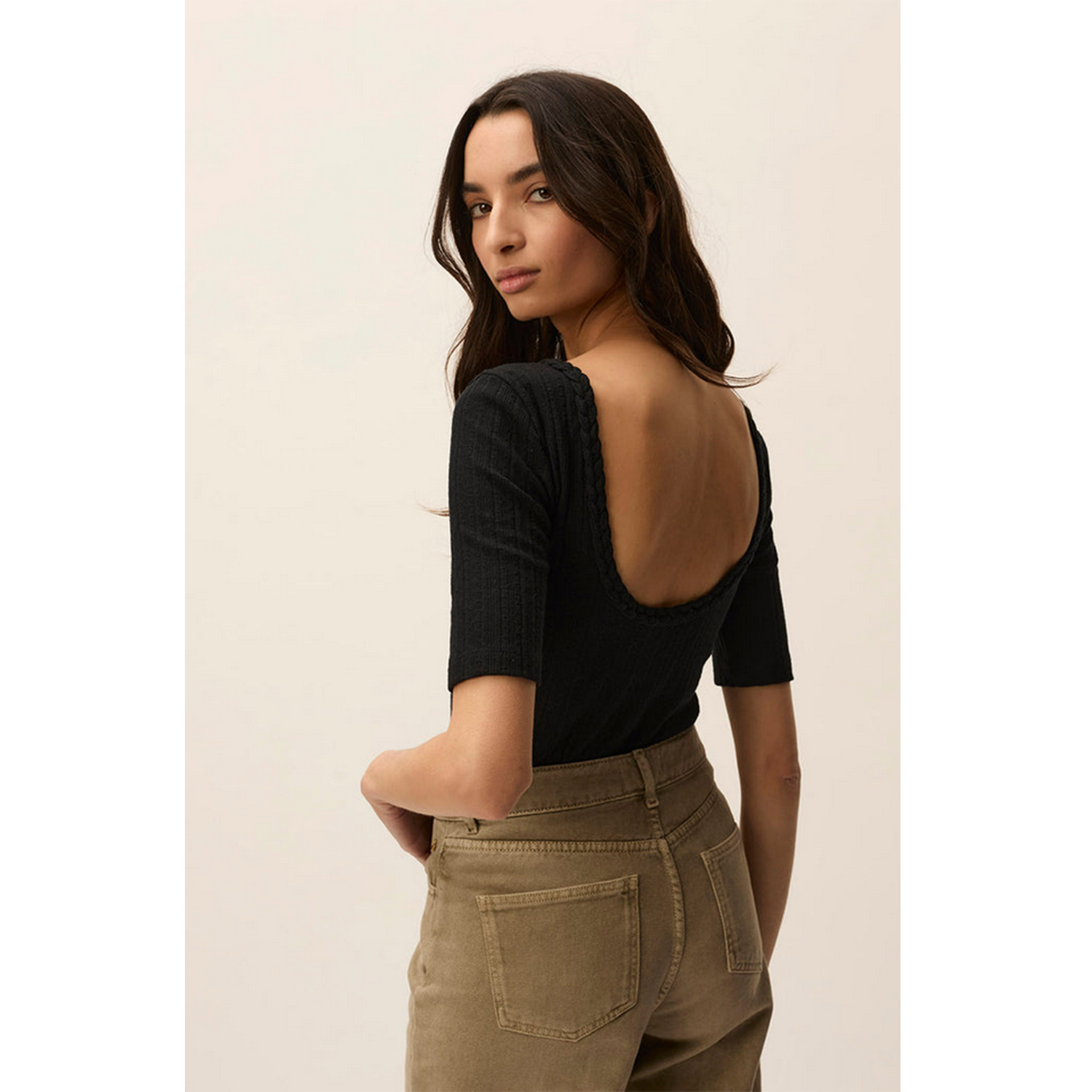 Des Petits Hauts Grizelda T-Shirt in Schwarz von Des Petits Hauts Model hinten