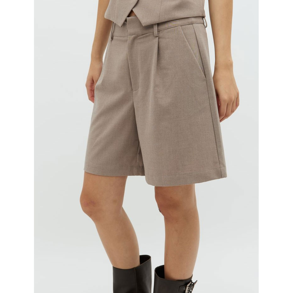 mbyM Guri Mbym Shorts Beige Model Vorne