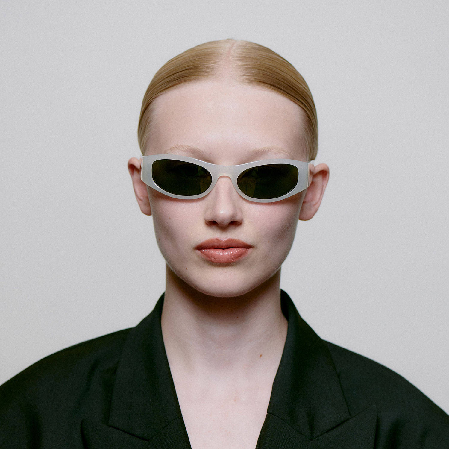 A.Kjaerbede Gust A.Kjaerbede Sonnenbrille Beige Model vorne