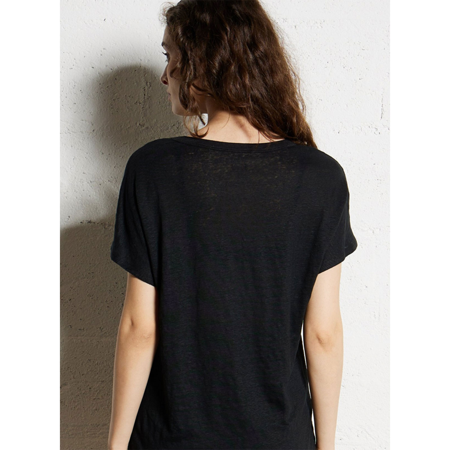 Des Petits Hauts Hanami T-Shirt mit Rundhals-Ausschnitt in Schwarz von Des Petits Hauts. Model hinten