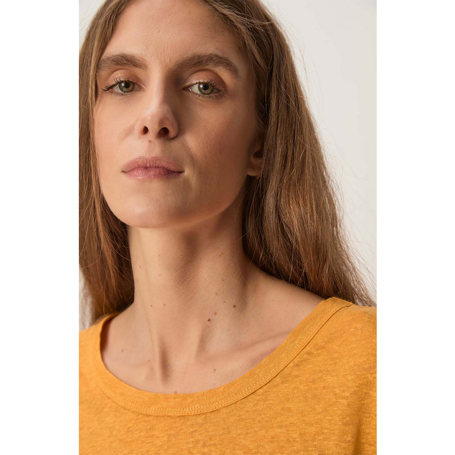 Des Petits Hauts Hanami T-Shirt in Gelborange von Des Petits Hauts Model Detail