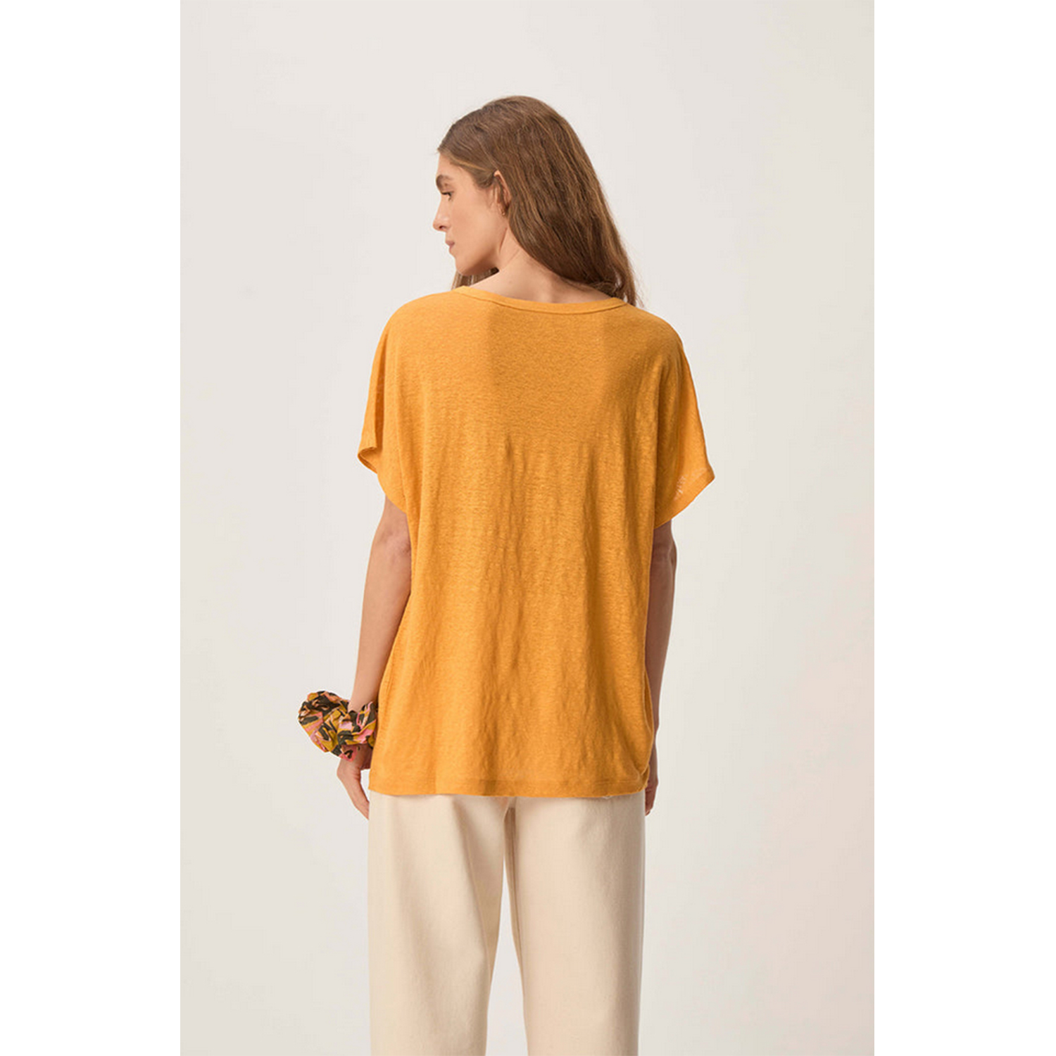 Des Petits Hauts Hanami T-Shirt in Gelborange von Des Petits Hauts Model hinten