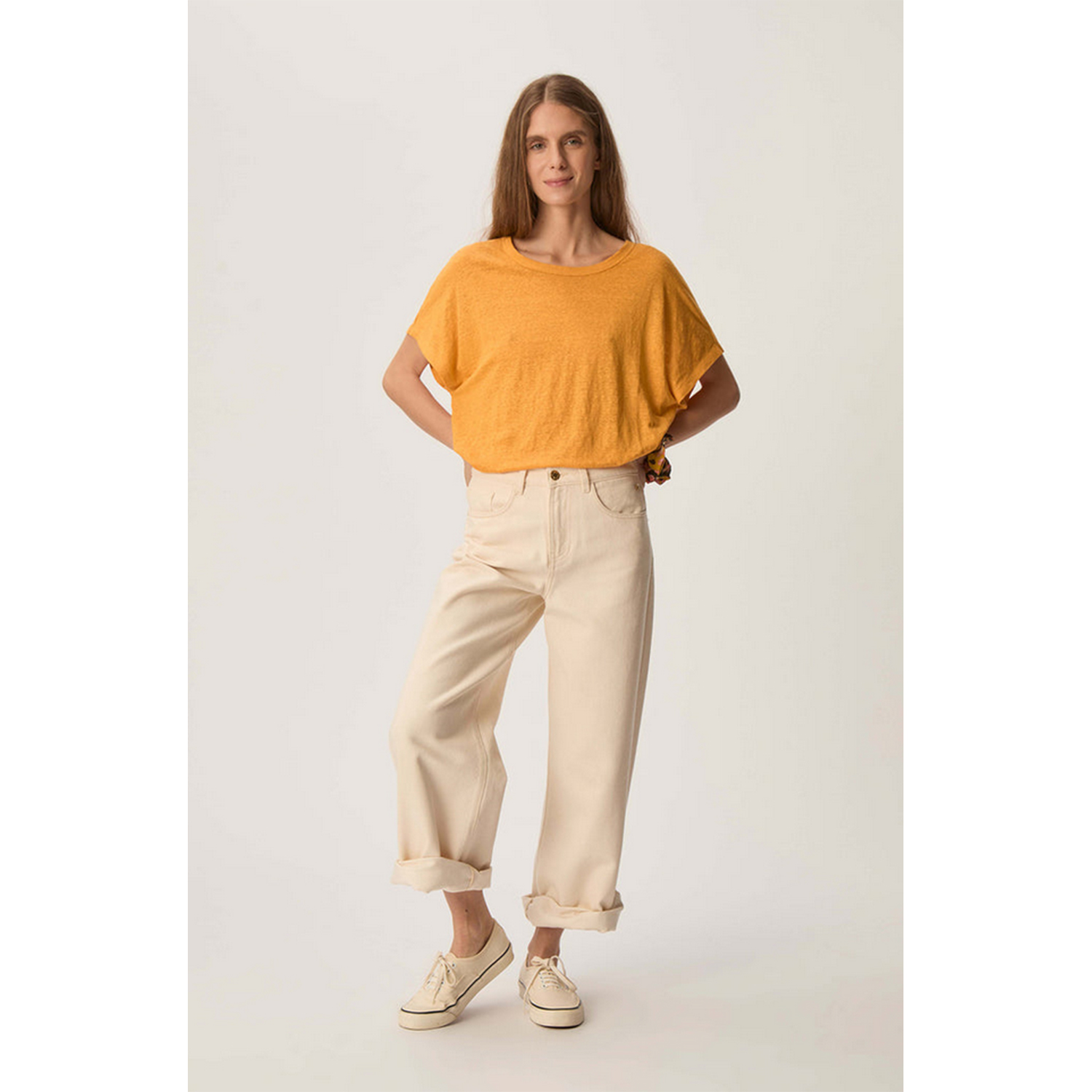 Des Petits Hauts Hanami T-Shirt in Gelborange von Des Petits Hauts Model vorne