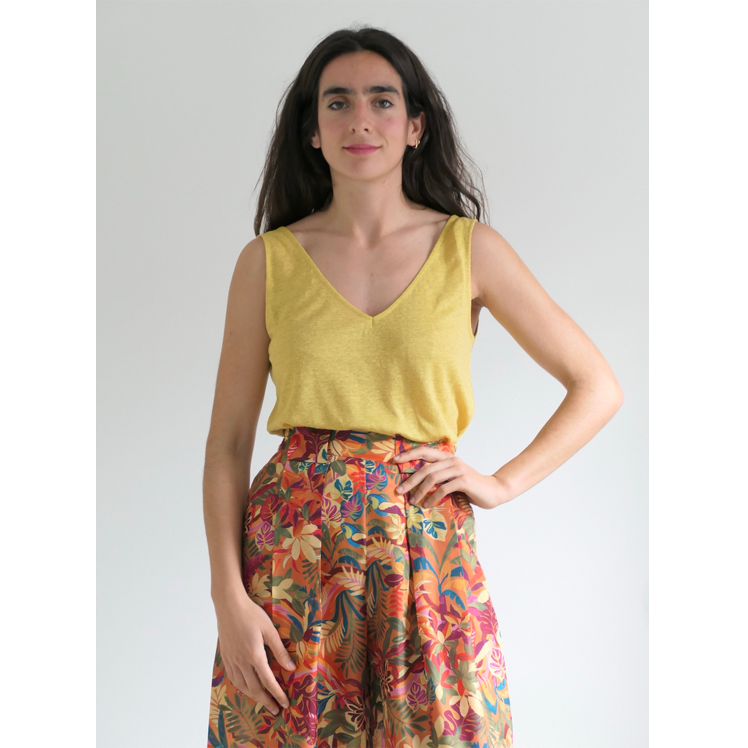 Des Petits Hauts Haniz Top in Gelb von Des Petits Hauts Model vorne