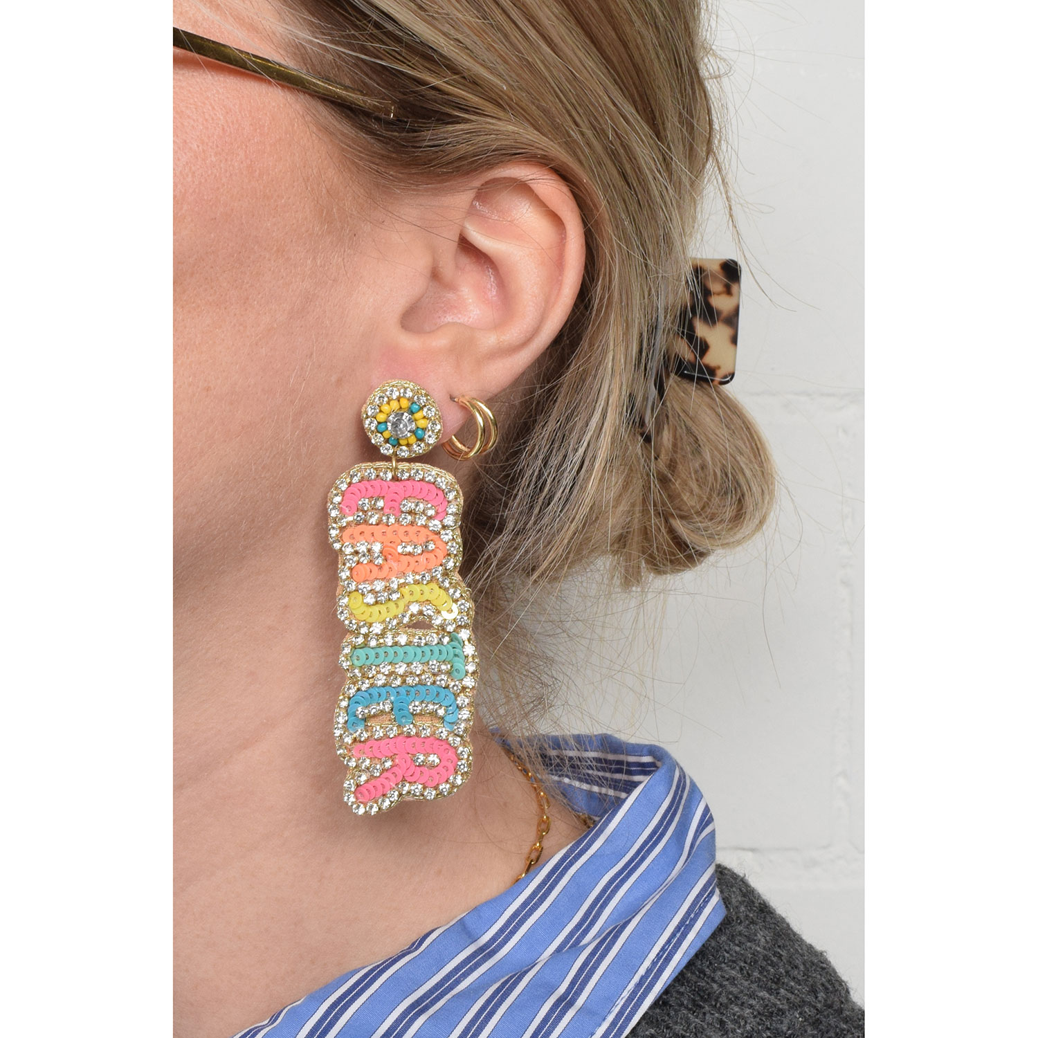 La Garçonne Bijoux Happy Easter Ohrstecker mit mehrfarbigen Perlen von La Garçonne Bijoux Model vorne