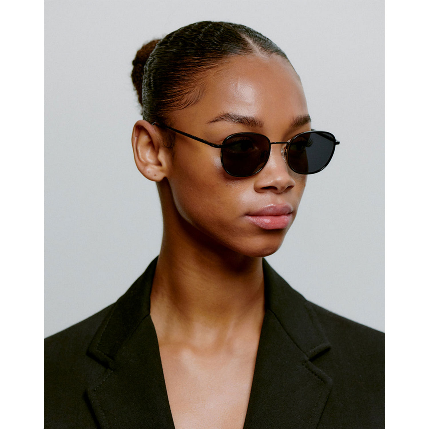 A.Kjaerbede Hello Sonnenbrille in Schwarz von A.Kjaerbede Model seite