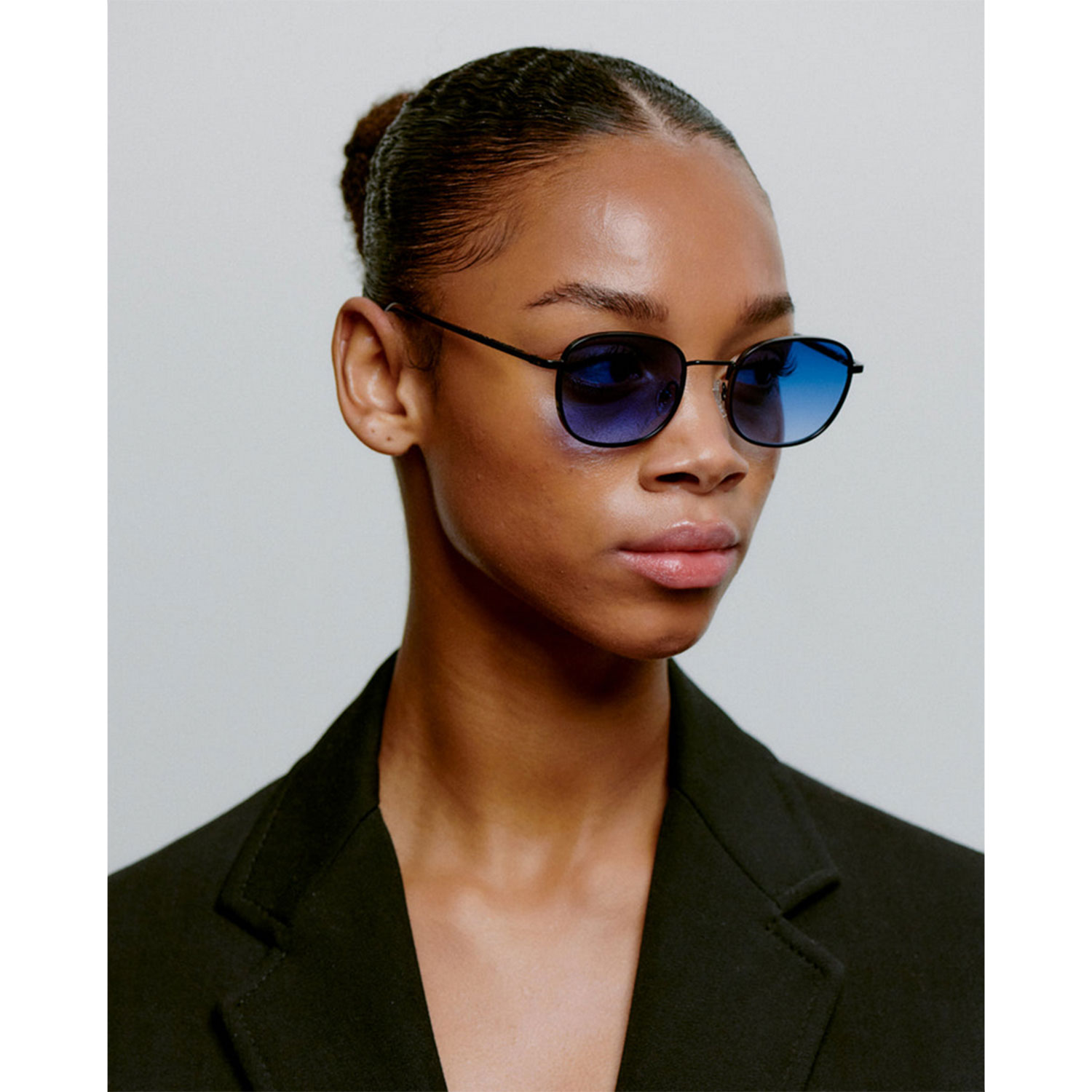 A.Kjaerbede Hello Sonnenbrille in mattem Schwarz von A.Kjaerbede Model seite