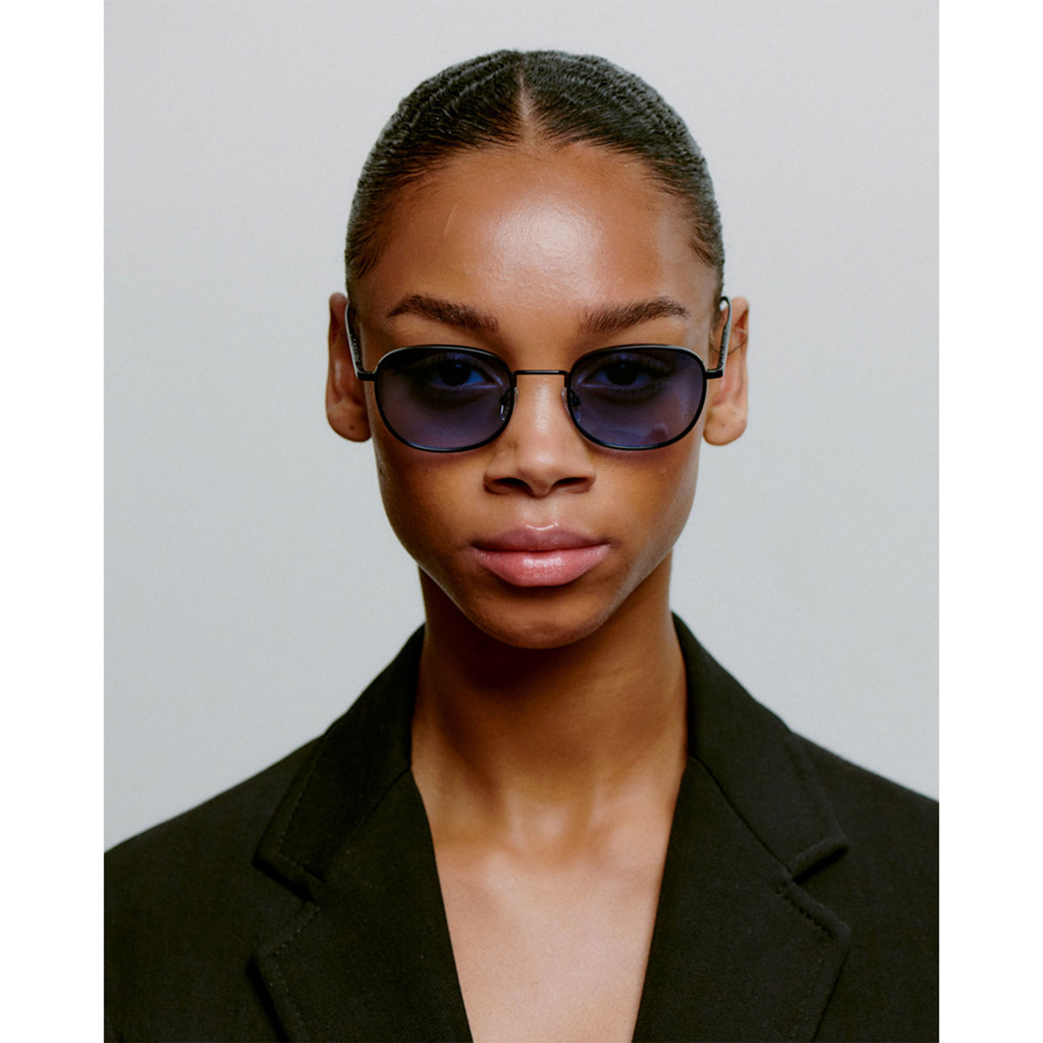 A.Kjaerbede Hello Sonnenbrille in mattem Schwarz von A.Kjaerbede Model vorne