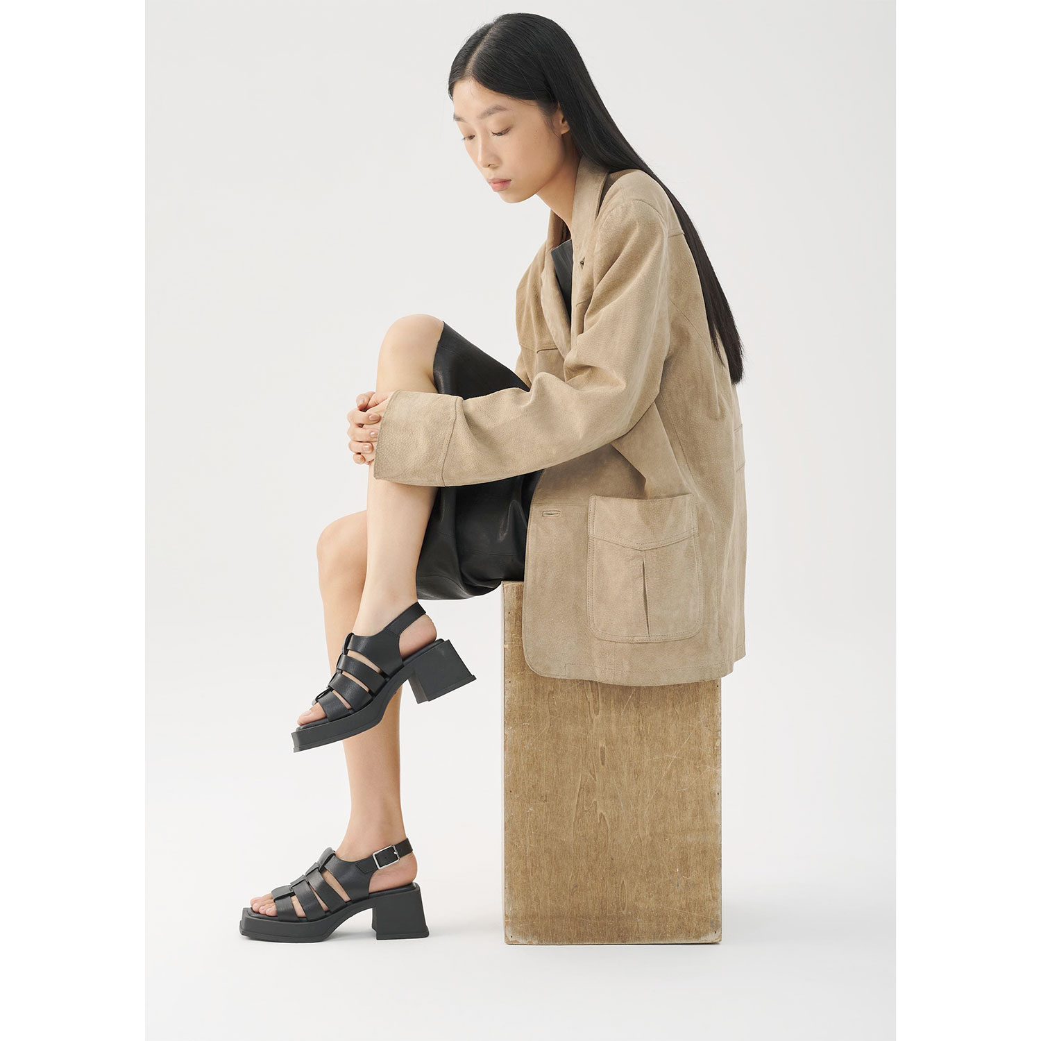 Vagabond Hennie Absatzsandale mit Slingback-Riemen in Schwarz von Vagabond. Model Seite