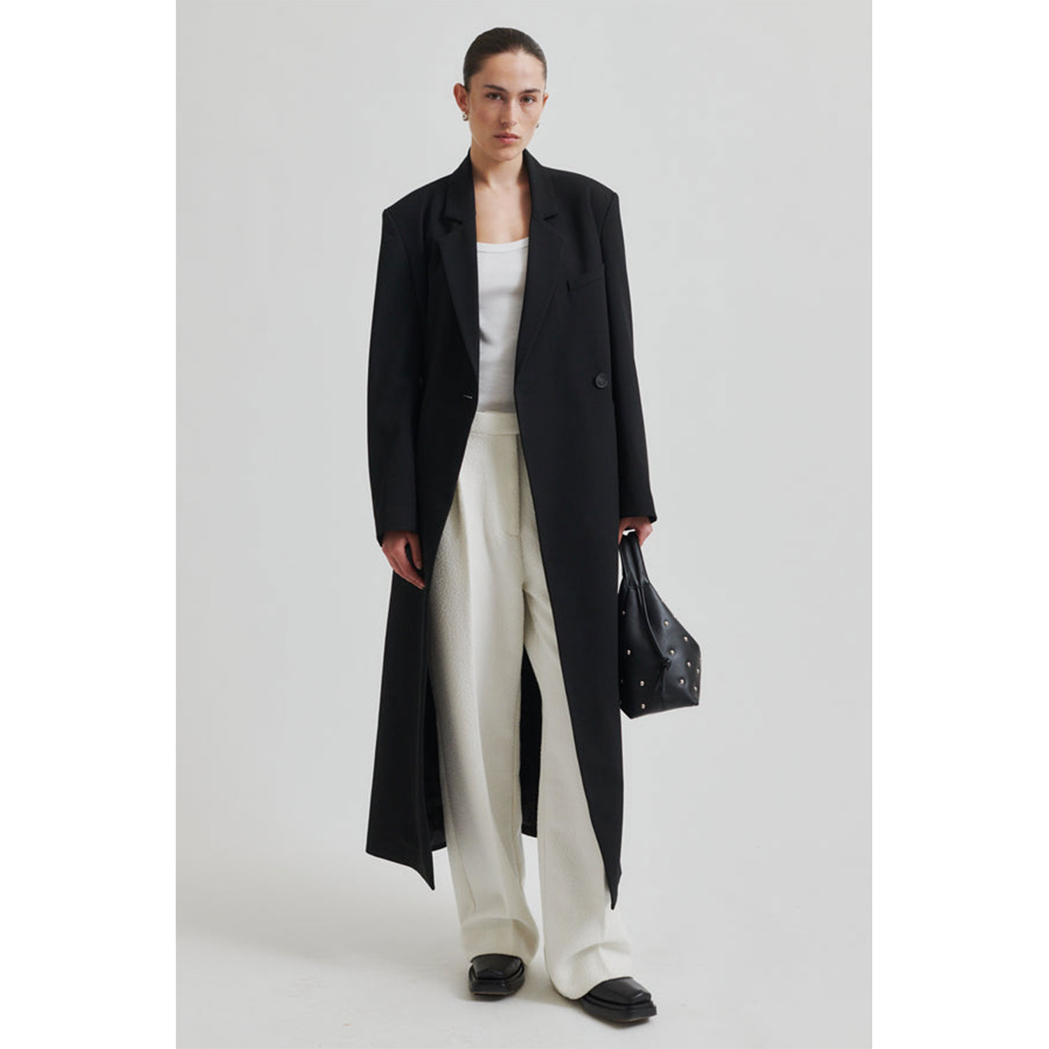 Second Female Herbie Long Blazer in Schwarz von Second Female Model vorne