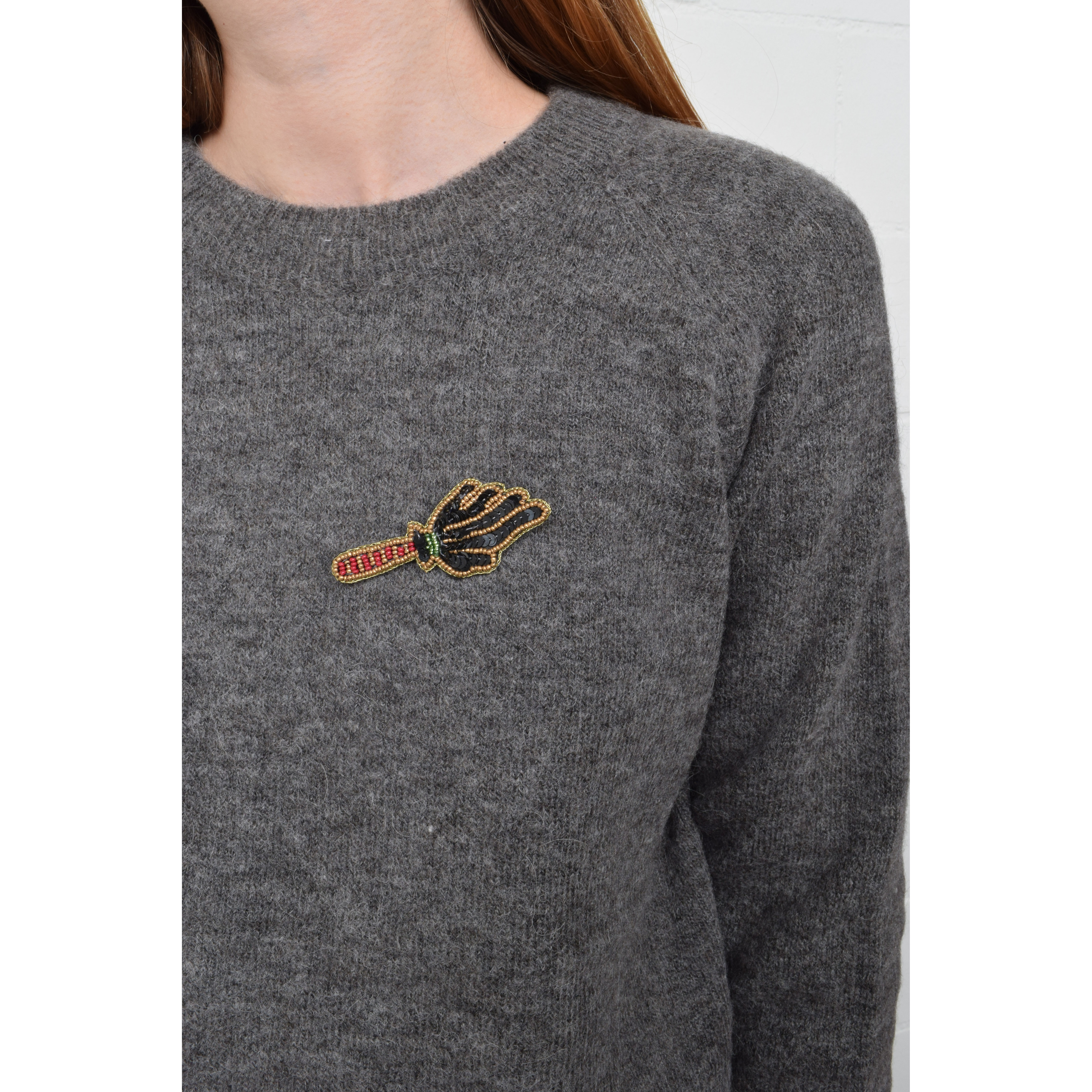 La Garçonne Bijoux Hexenbesen Brosche von La Garconne Bijoux Model vorne