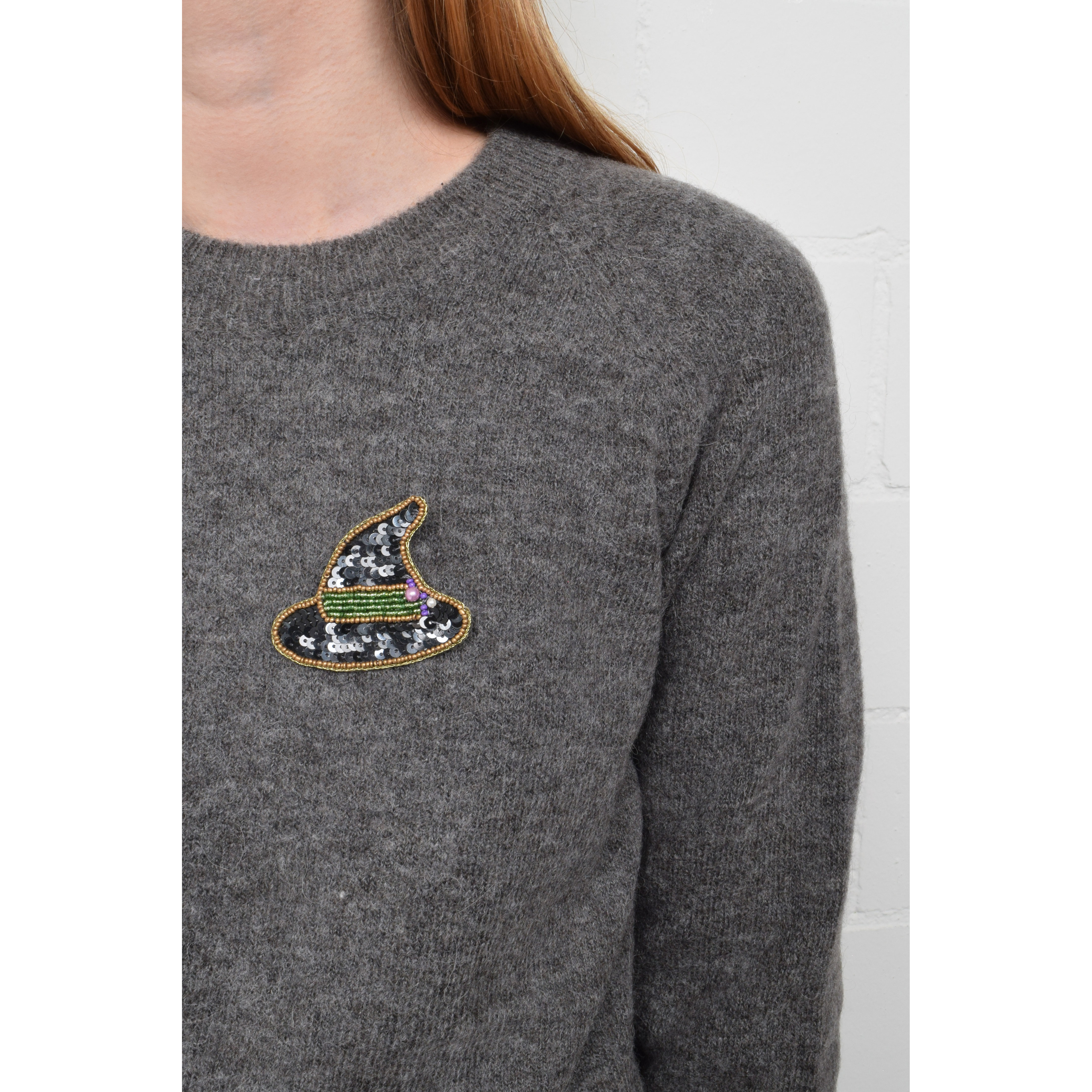 La Garçonne Bijoux Hexenhut Brosche in Schwarz von La Garconne Bijoux Model vorne