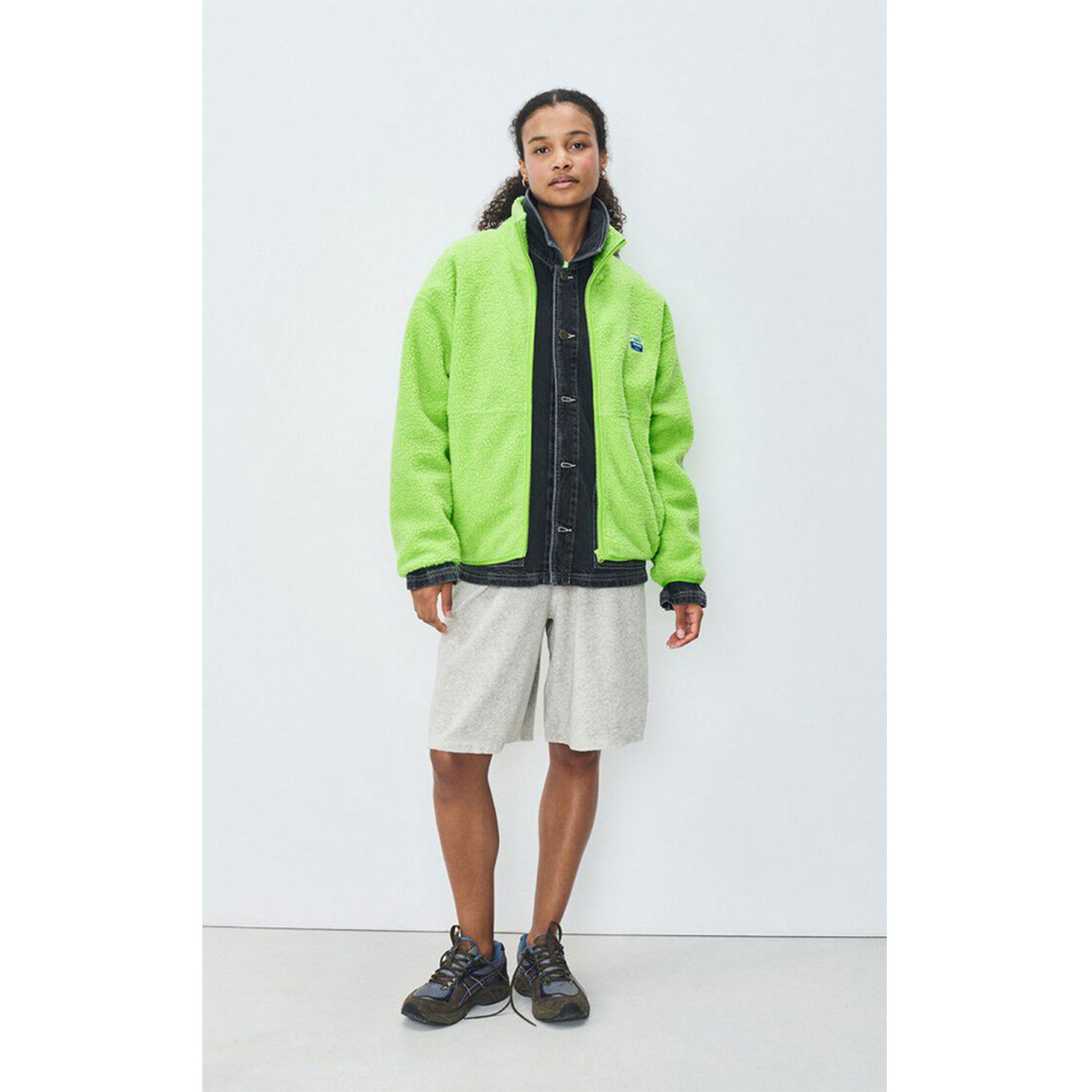 American Vintage Hoktown Fleecejacke in Hellgrün von American Vintage Model vorne