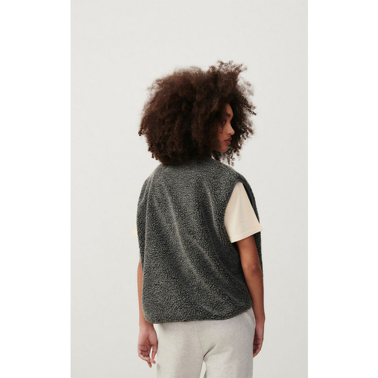 American Vintage Hoktown Fleecegilet in Dunkelgrau von American Vintage Model hinten