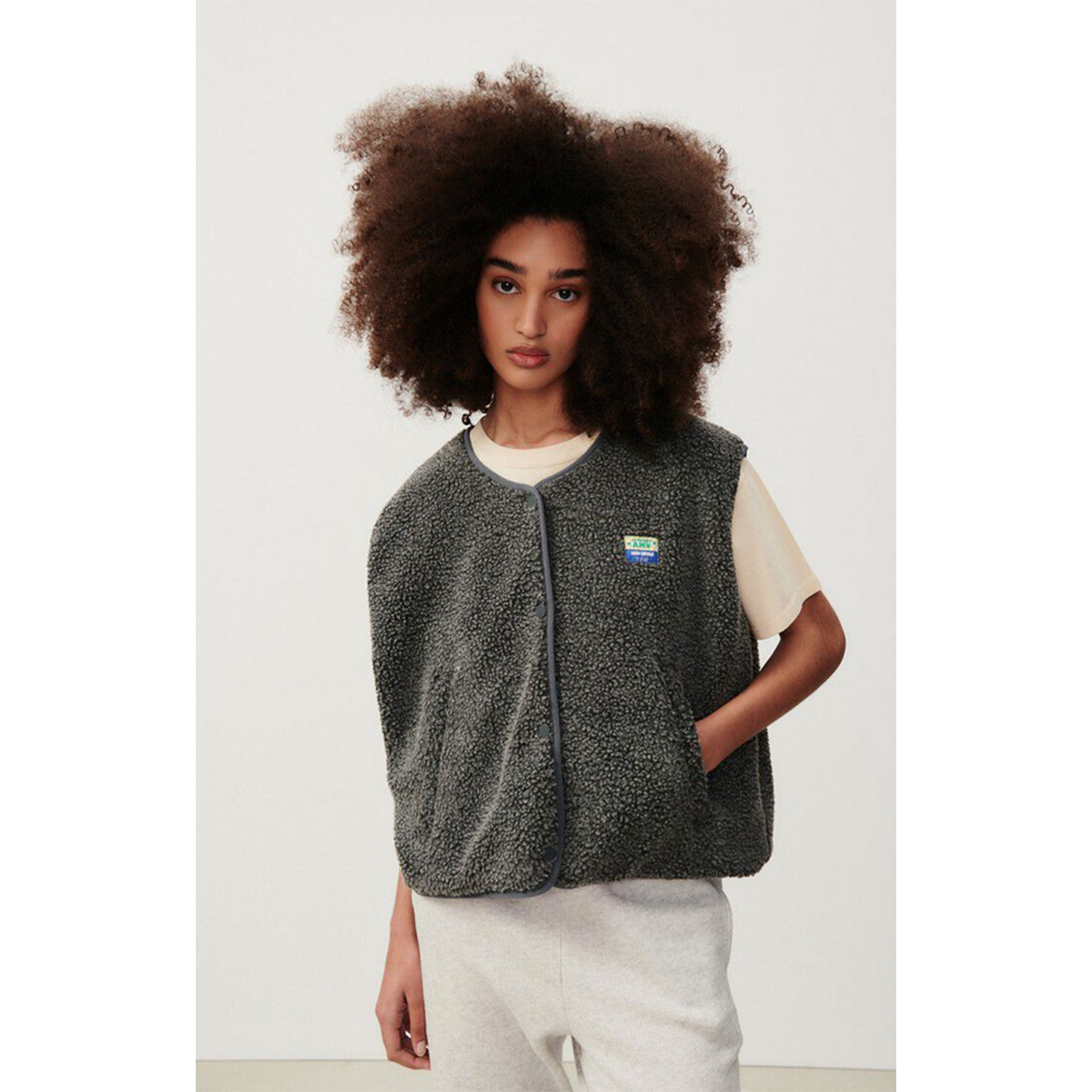 American Vintage Hoktown Fleecegilet in Dunkelgrau von American Vintage Model vorne