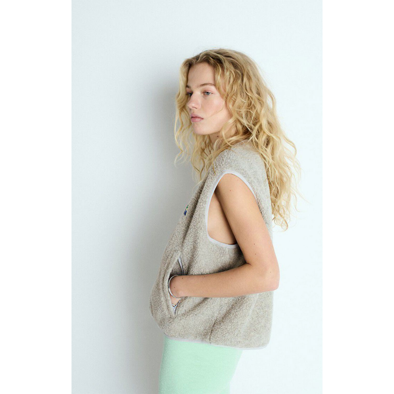 American Vintage Hoktown Gilet in Hellgrau von American Vintage Model Seite