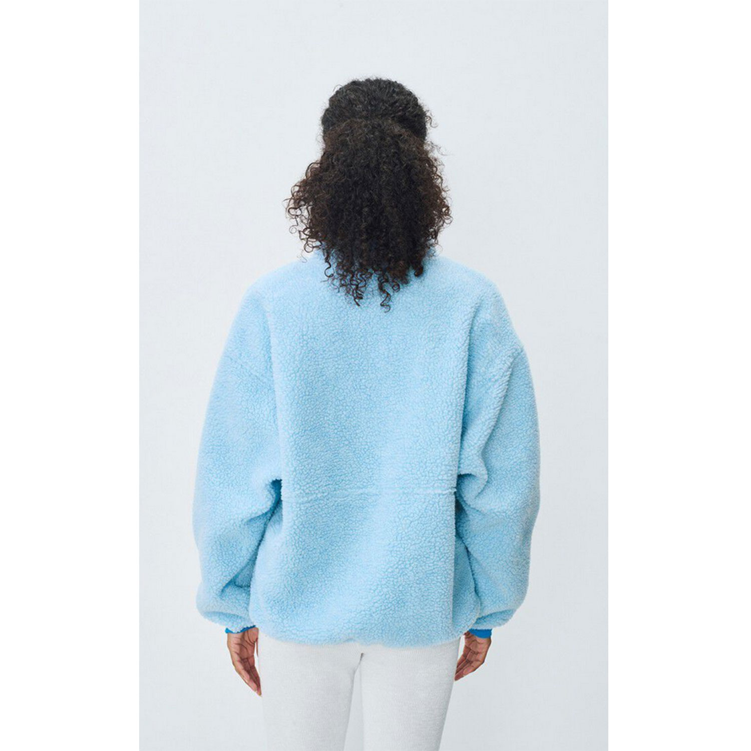 American Vintage Hoktown Fleecjacke in Hellblau von American Vintage Model hinten