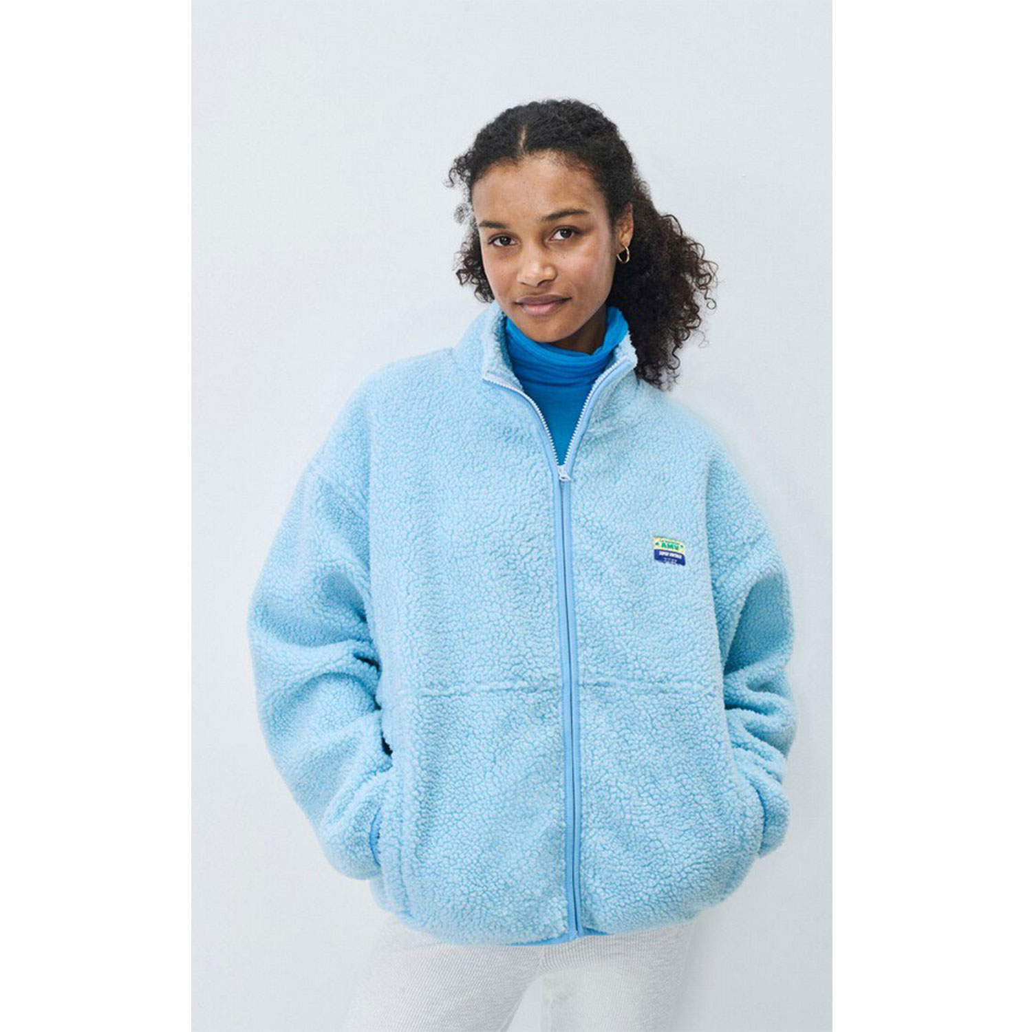 American Vintage Hoktown Fleecjacke in Hellblau von American Vintage Model vorne