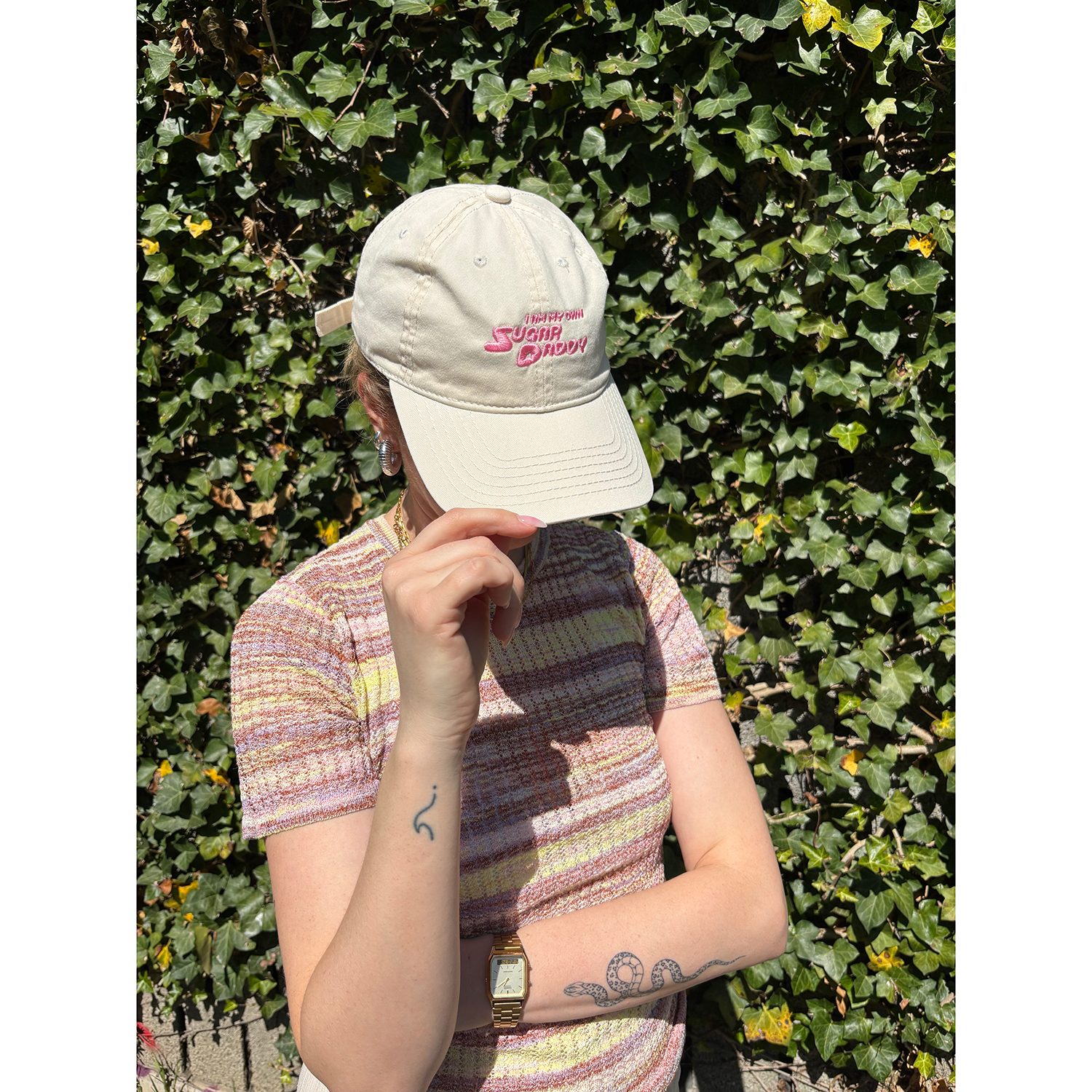 La Garçonne Accessoires I am my own Sugardaddy Cap in Ecru von La Garçonne Accessoires Model vorne