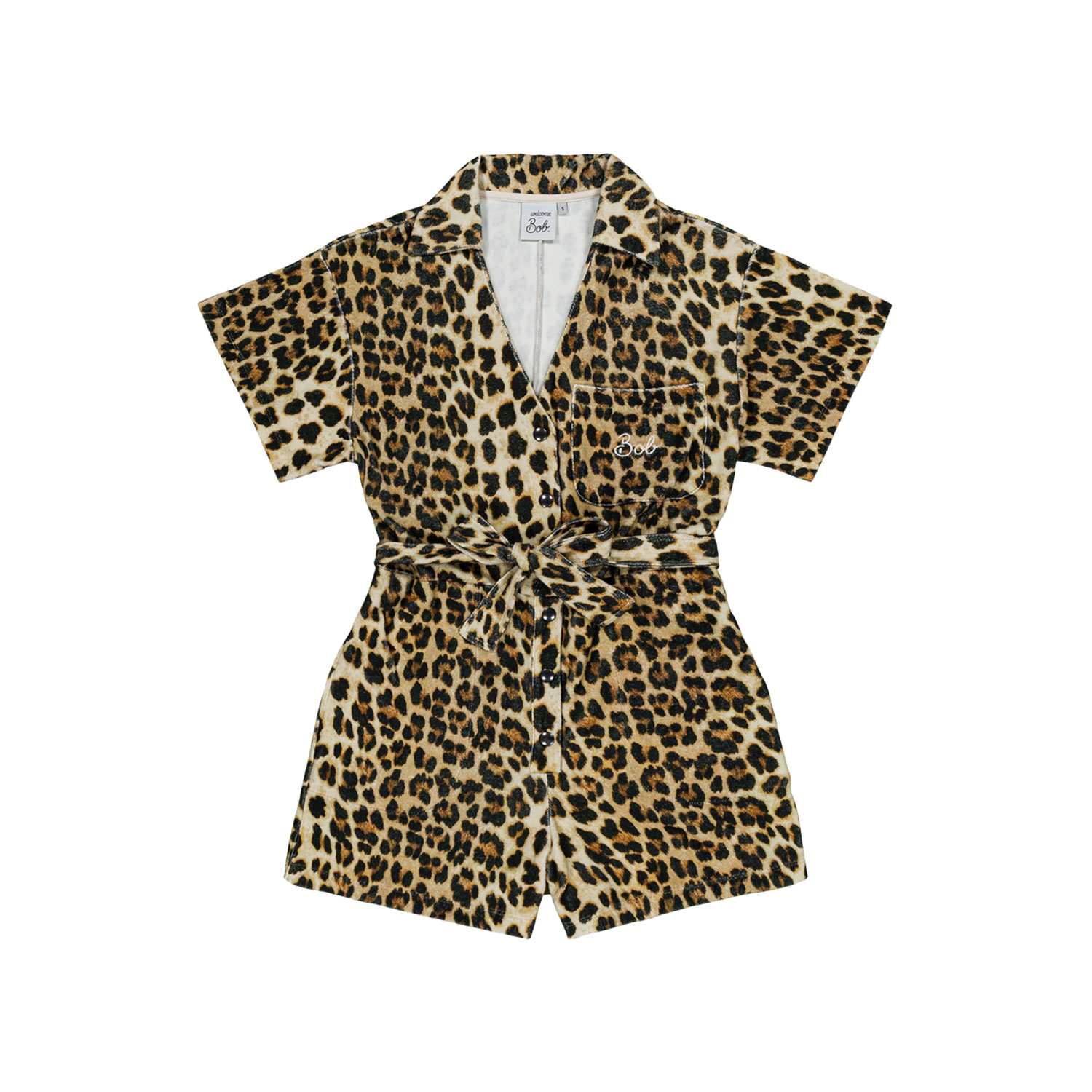 Welcome Bob Ibiza Jumpsuit mit V-Ausschnitt und kurzen Hosen aus Frotte mit Leopardenprint von Welcome Bob. Vorne