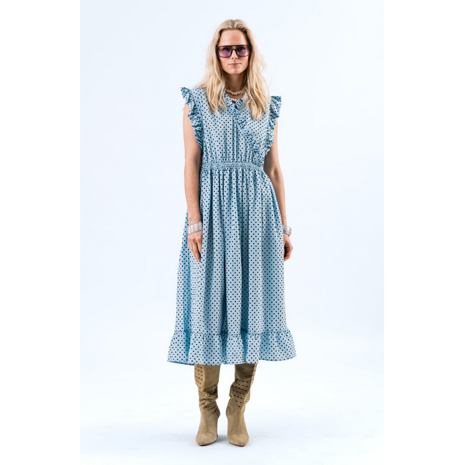 Lolly's Laundry Idina Kleid in Hellblau mit schwarzen Punkten von Lolly's Laundry Model vorne