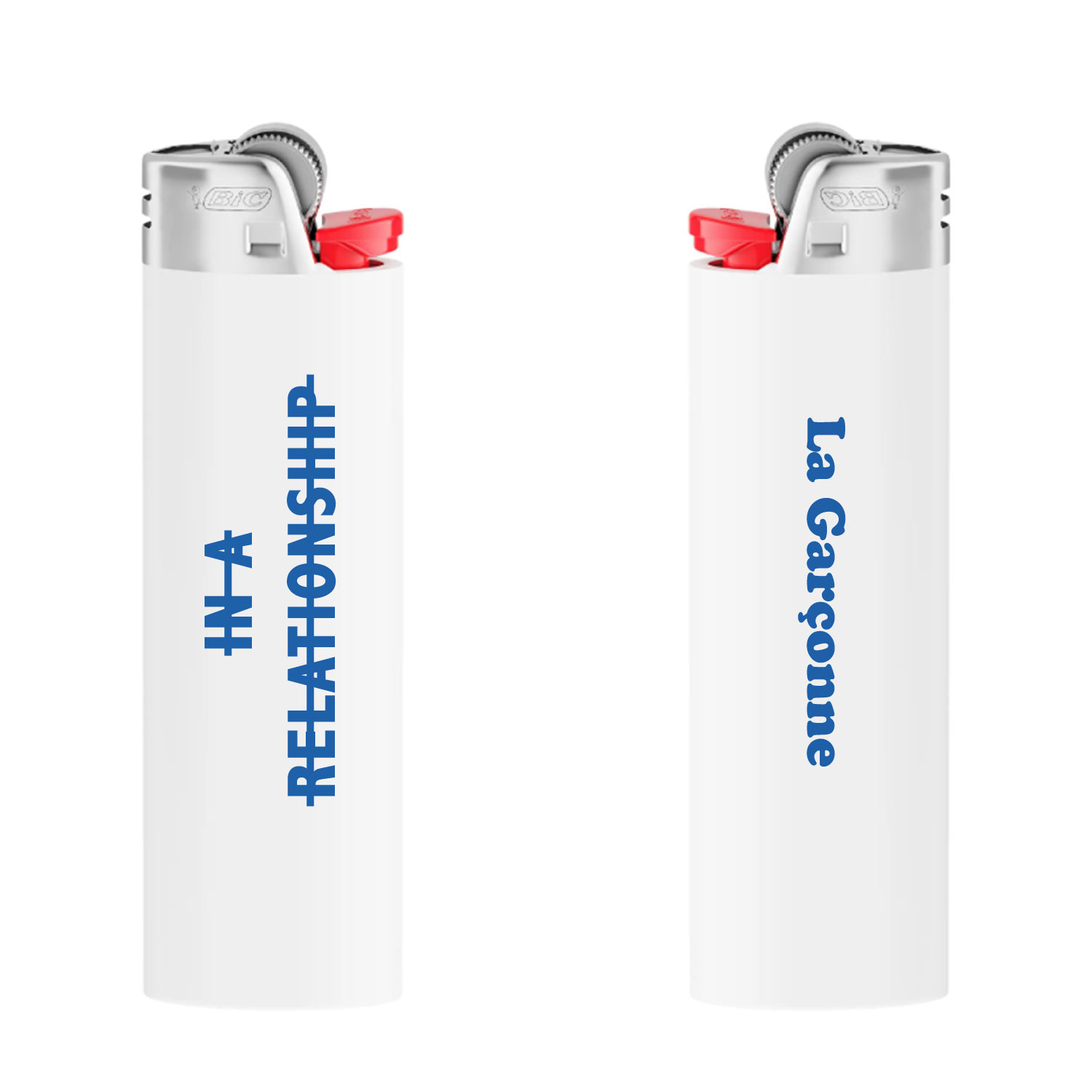 La Garçonne Accessoires Feuerzeug in Weiss mit durchgestrichenem In A Relationship Spruch in Blau von La Garçonne Accessoires