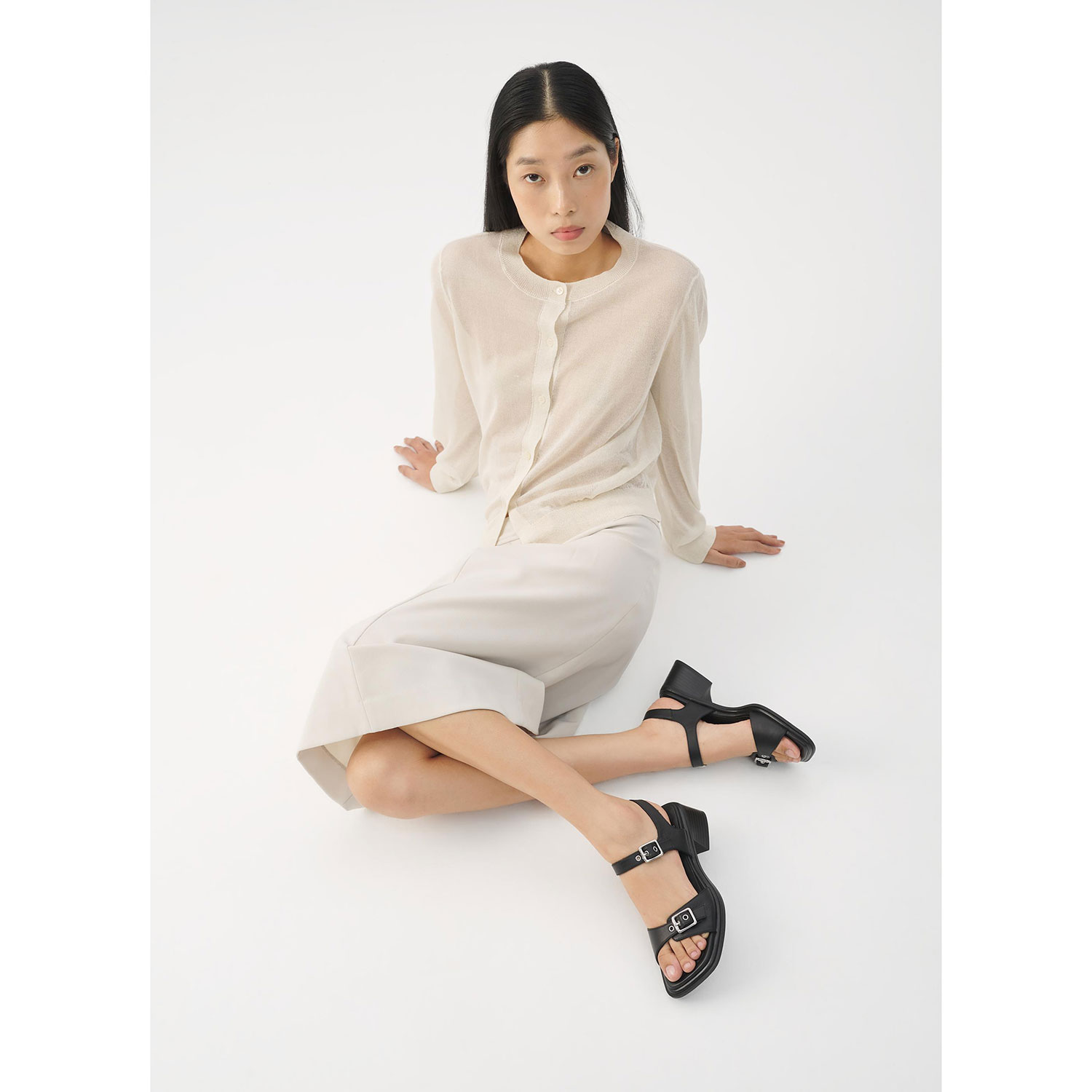 Vagabond Ines Absatzsandale mit Lederriemen und silberfarbenen Schnallen in Schwarz von Vagabond. Model