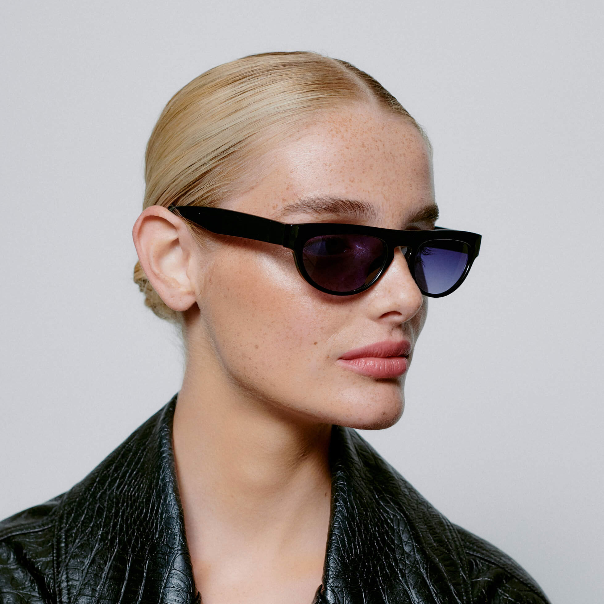 A.Kjaerbede Jake A.Kjaerbede Sonnenbrille Schwarz Model seite