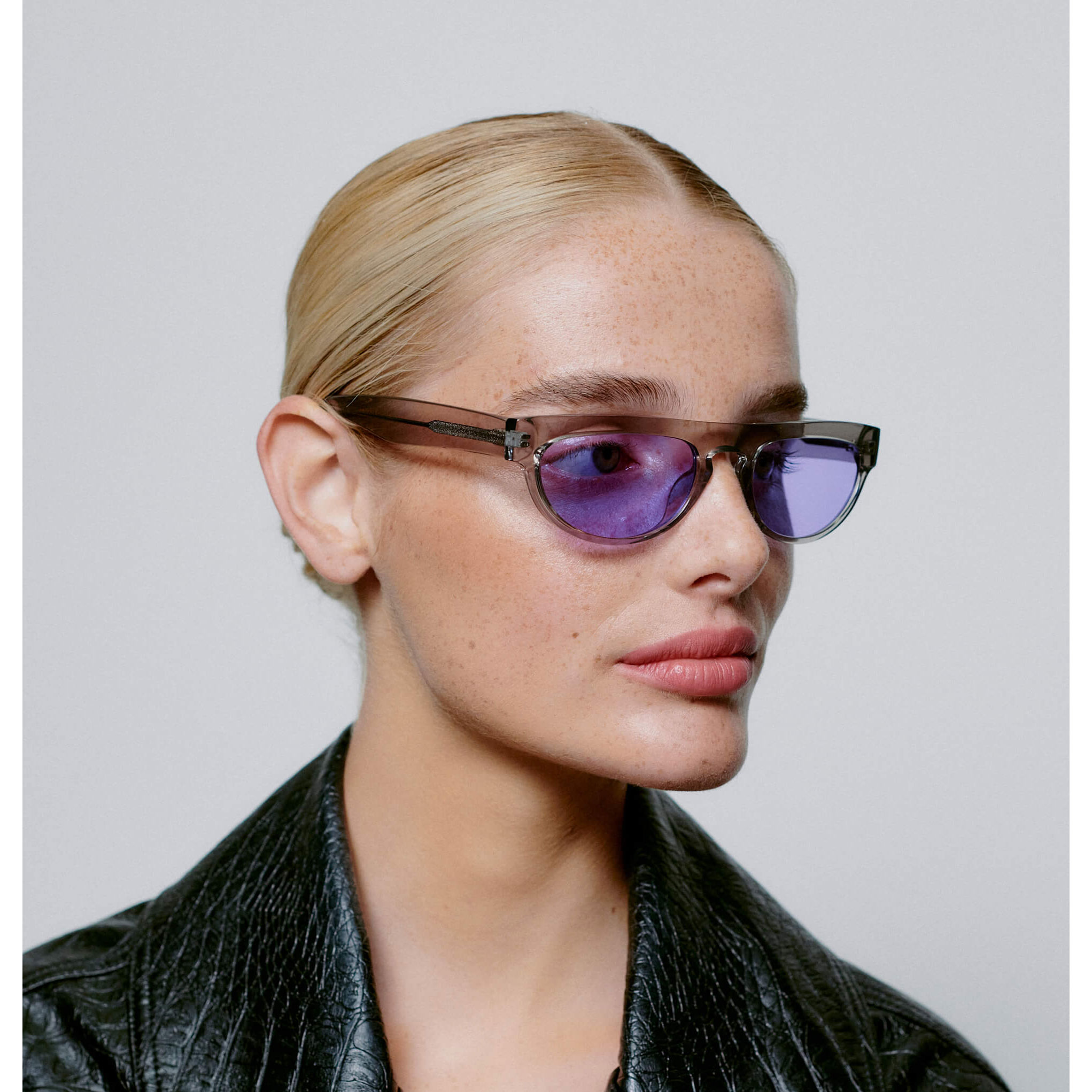 A.Kjaerbede Jake A.Kjaerbede Sonnenbrille Hellgrau Model seite