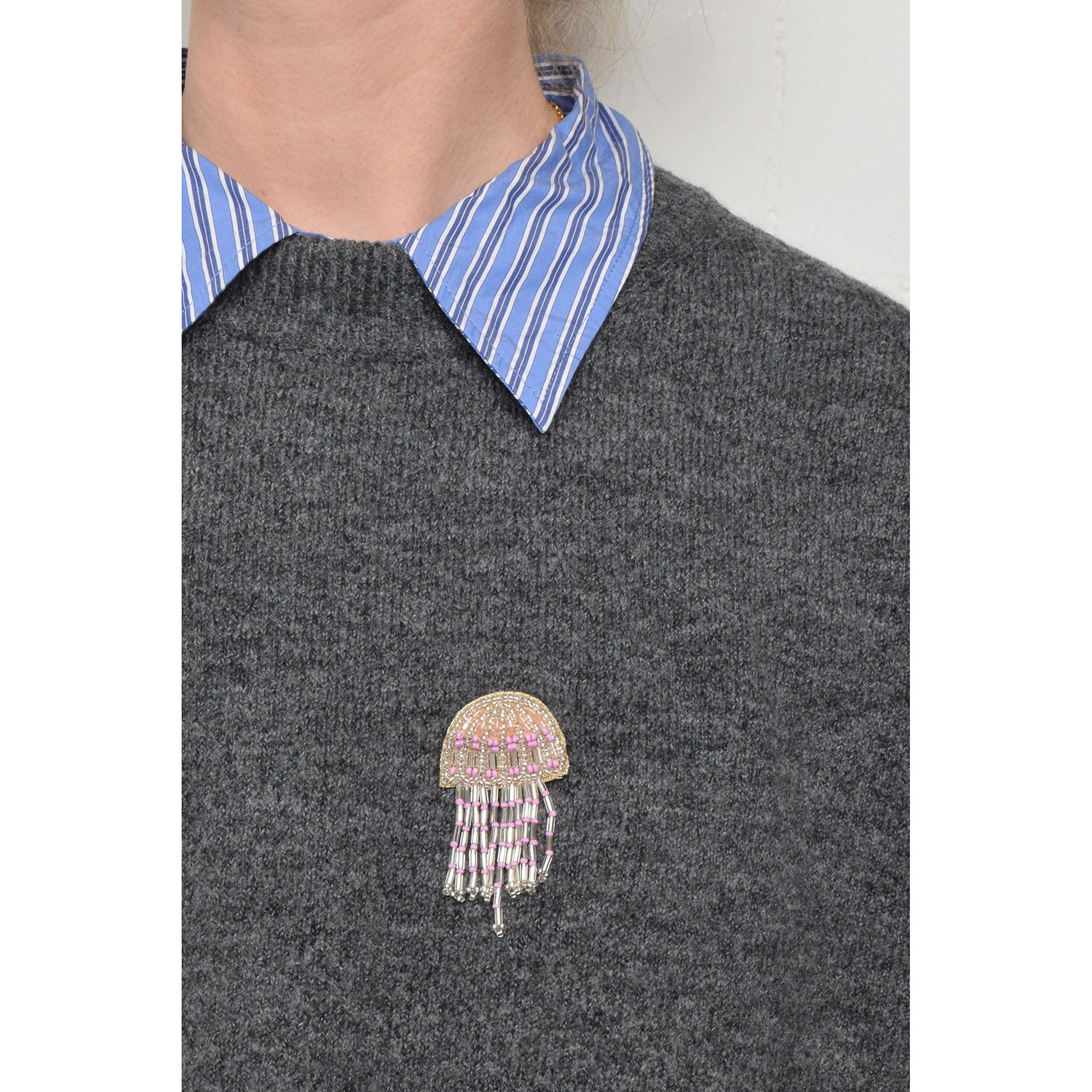 La Garçonne Bijoux Jellyfish Brosche in Lila Silber von La Garçonne Bijoux Model vorne