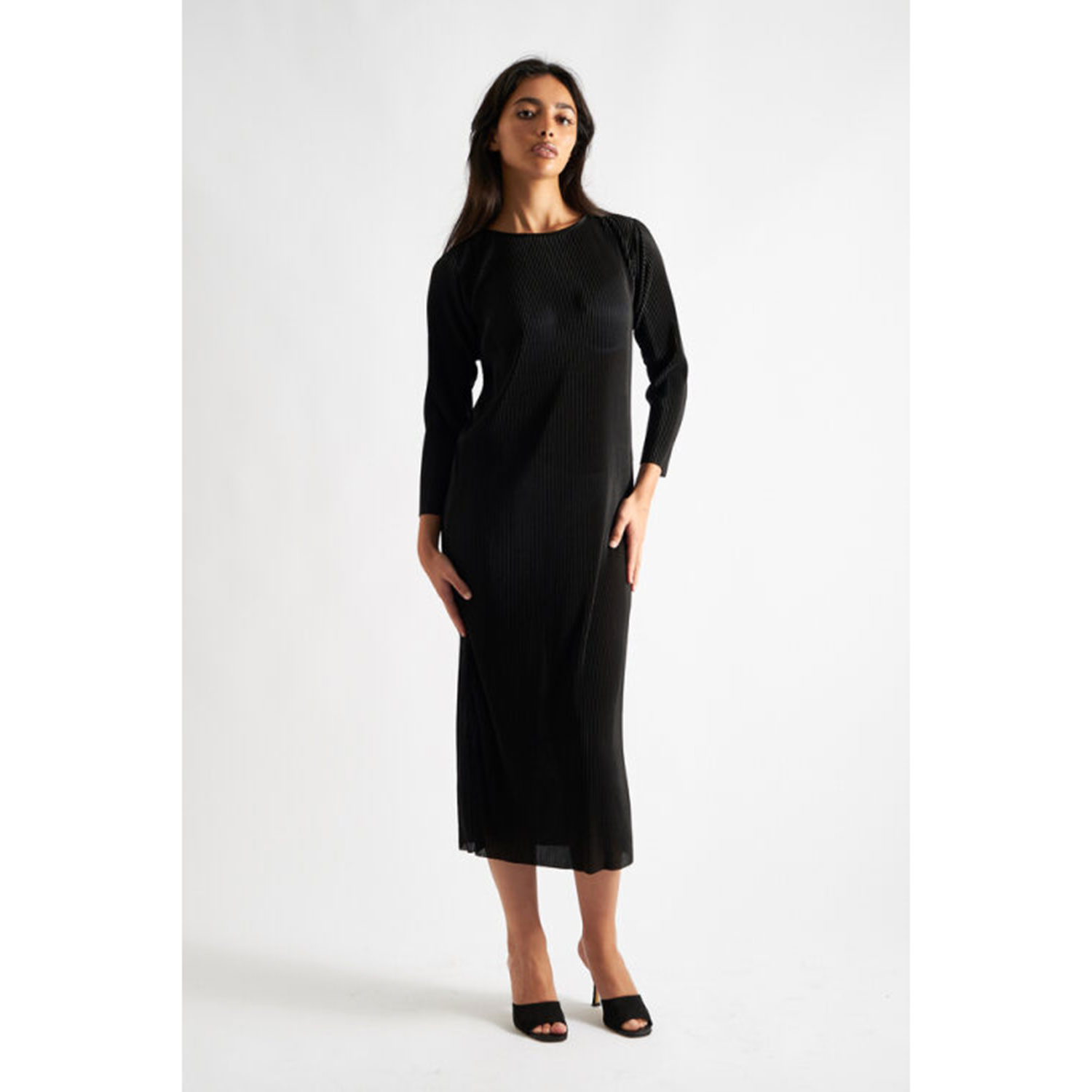 Louche Joeva Louche Kleid Schwarz Model vorne