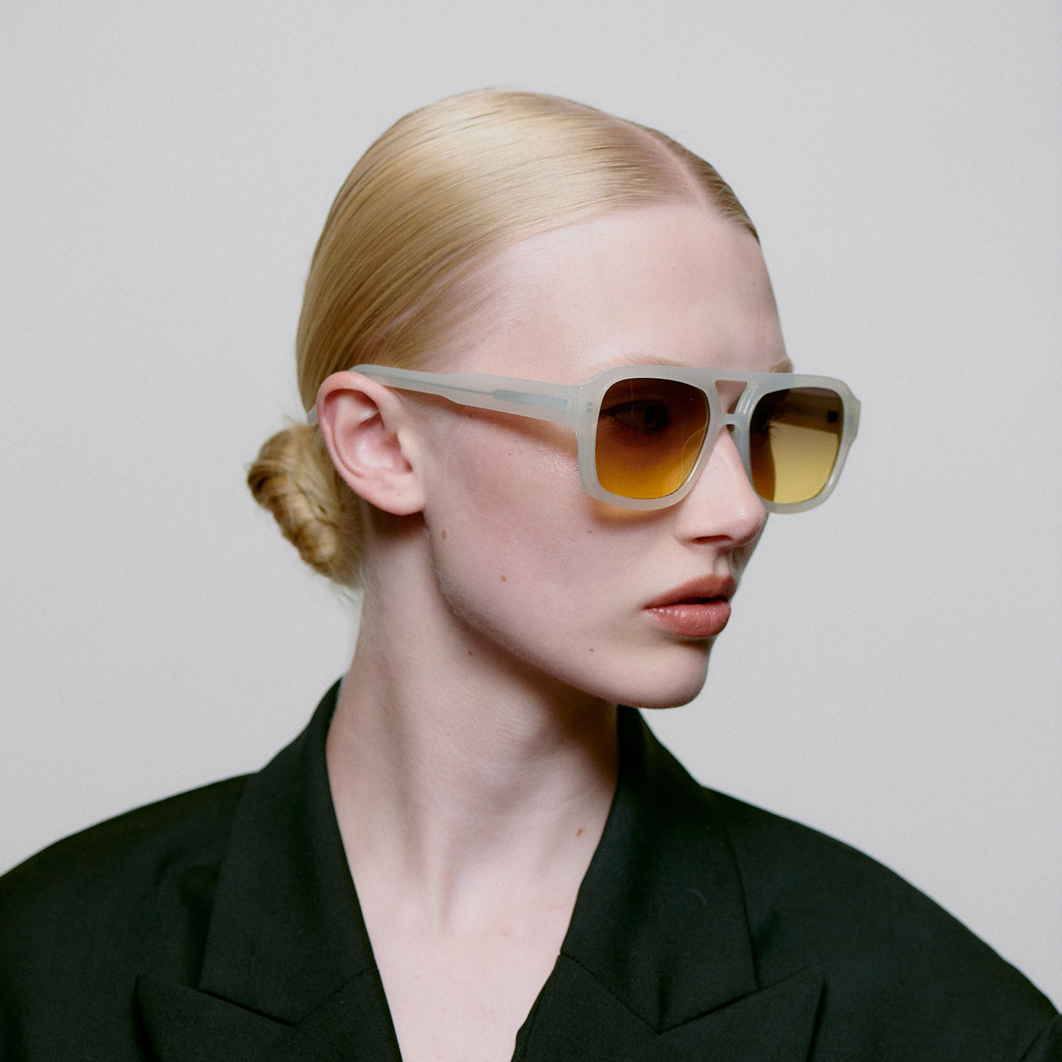 A.Kjaerbede Kaya A.Kjaerbede Sonnenbrille Creme Model seite