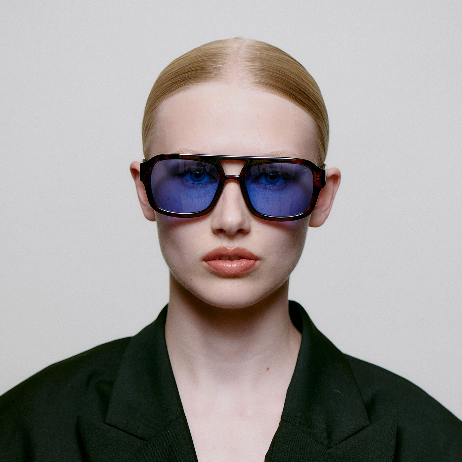 A.Kjaerbede Kaya Sonnenbrille Demi Tortoise Blue Lens