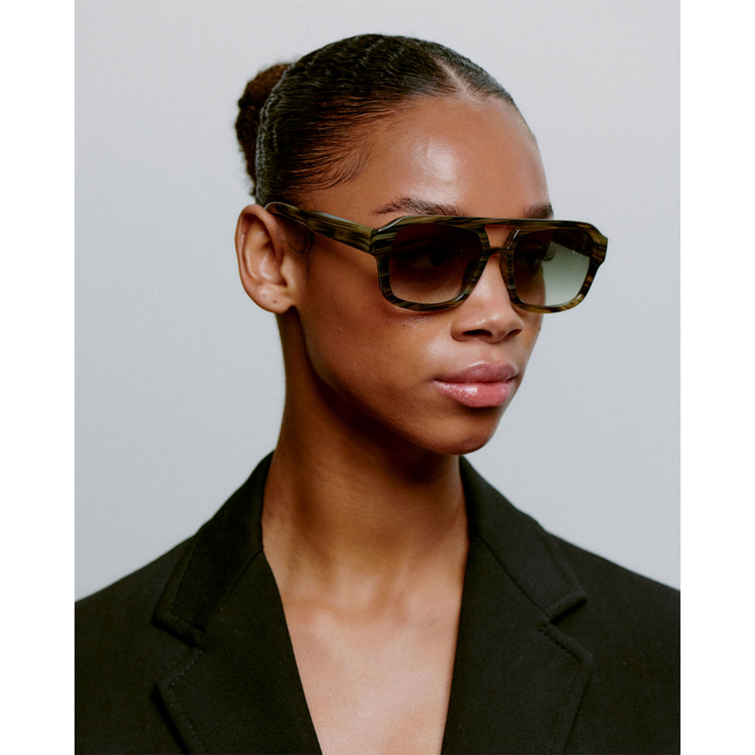 A.Kjaerbede Kaya Sonnenbrille in Grau gestreift von A.Kjaerbede Model seite