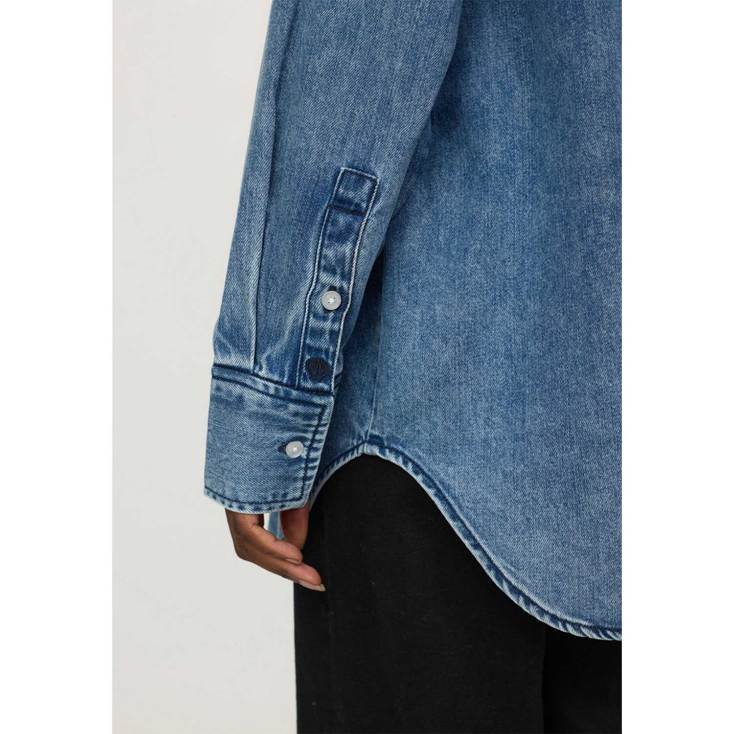 Soft Rebels Keira Jeanshemd mit Chemisekragen und Knopfleiste vorne in Denimblau von Soft Rebels. Detail