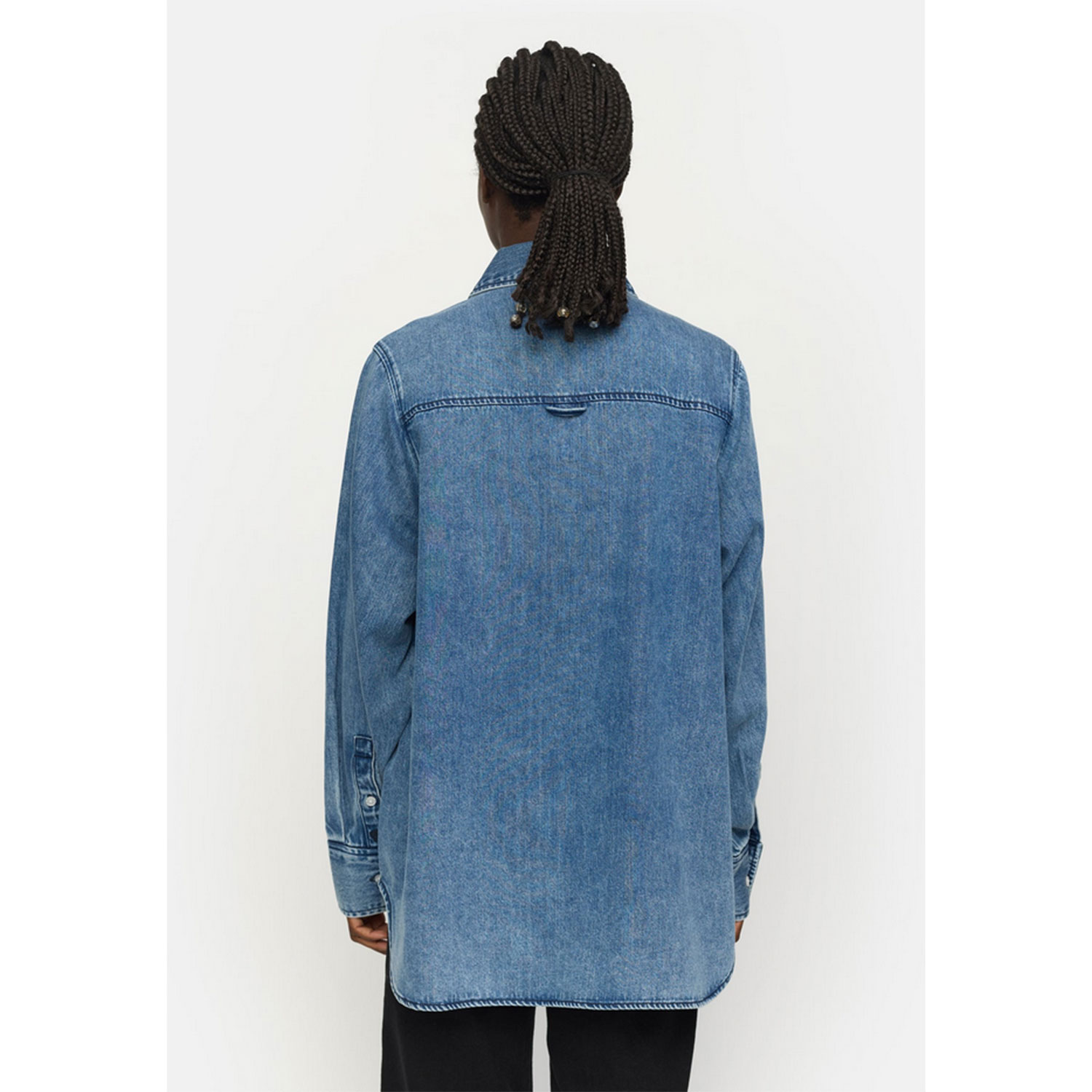 Soft Rebels Keira Jeanshemd mit Chemisekragen und Knopfleiste vorne in Denimblau von Soft Rebels. Model hinten