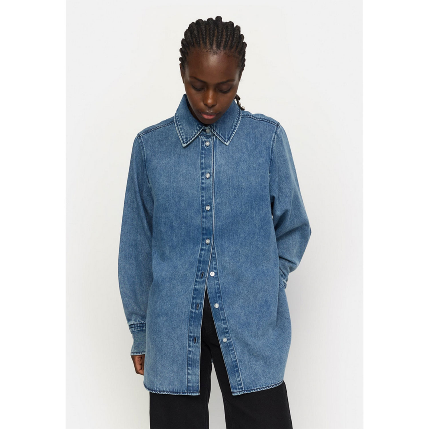 Soft Rebels Keira Jeanshemd mit Chemisekragen und Knopfleiste vorne in Denimblau von Soft Rebels. Model vorne