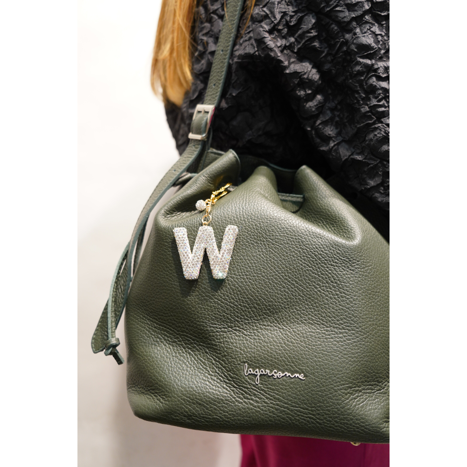 La Garçonne Accessoires Kiana Beuteltasche in Schwarz aus echtem Leder von La Garçonne Model Detail