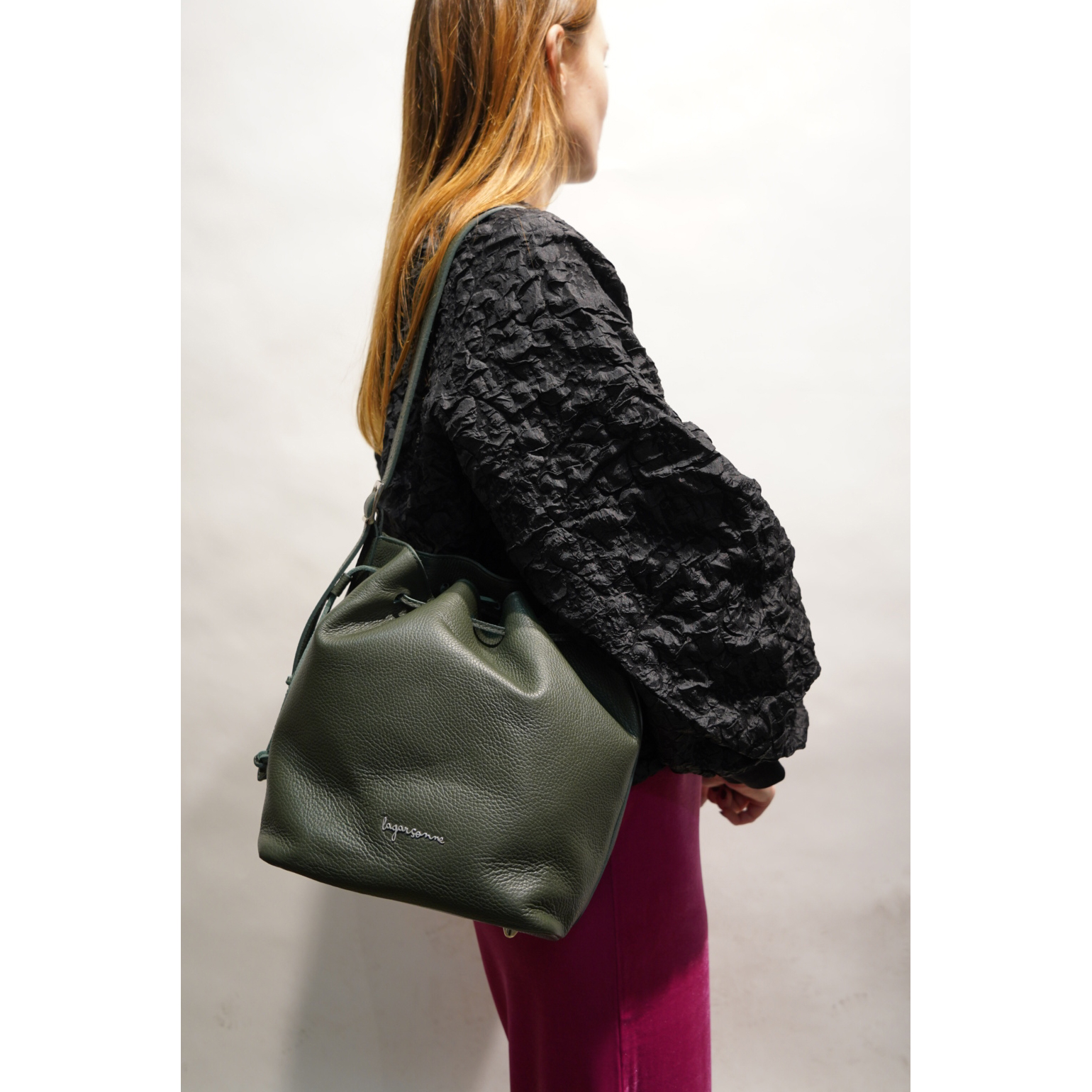 La Garçonne Accessoires Kiana Beuteltasche in Tannengrün aus echtem Leder von La Garçonne Model vorne