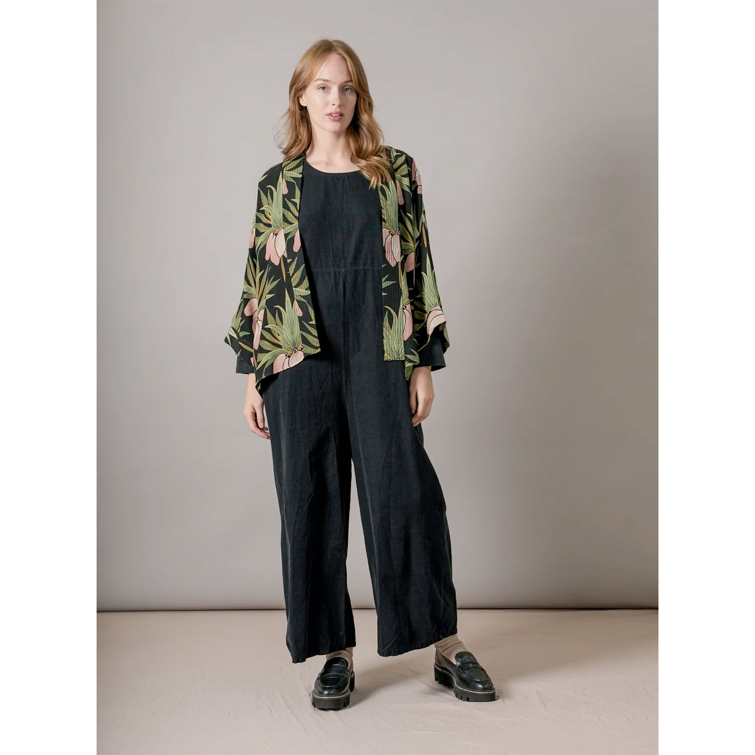 One Hundred Stars Deco Bud Kimono aus schwerem Kreppstoff mit weiten Ärmeln in Schwarz mit schönem Print von One Hundred Stars Model vorne