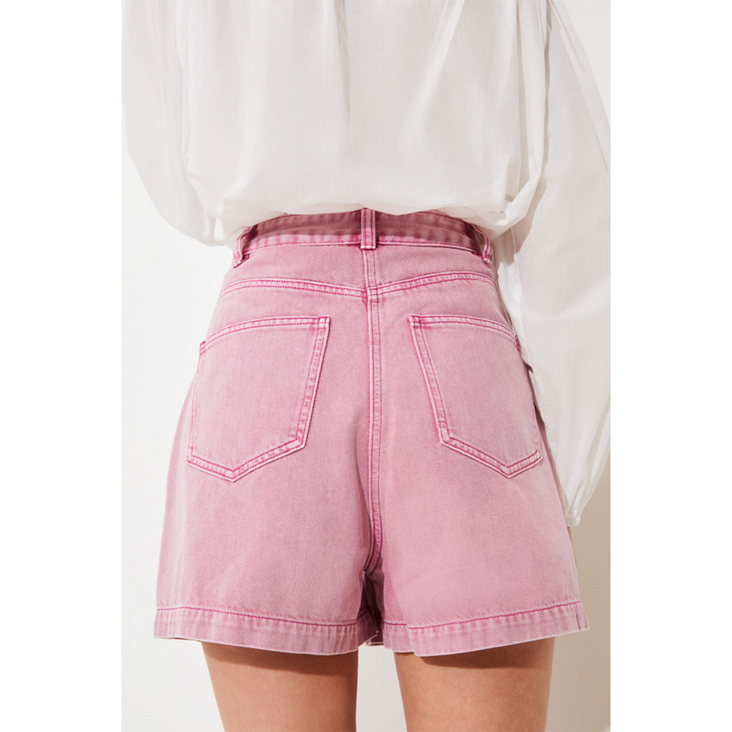 Suncoo Kylian High Waist Shorts aus rosafarbenem Denim von Suncoo. Model hinten