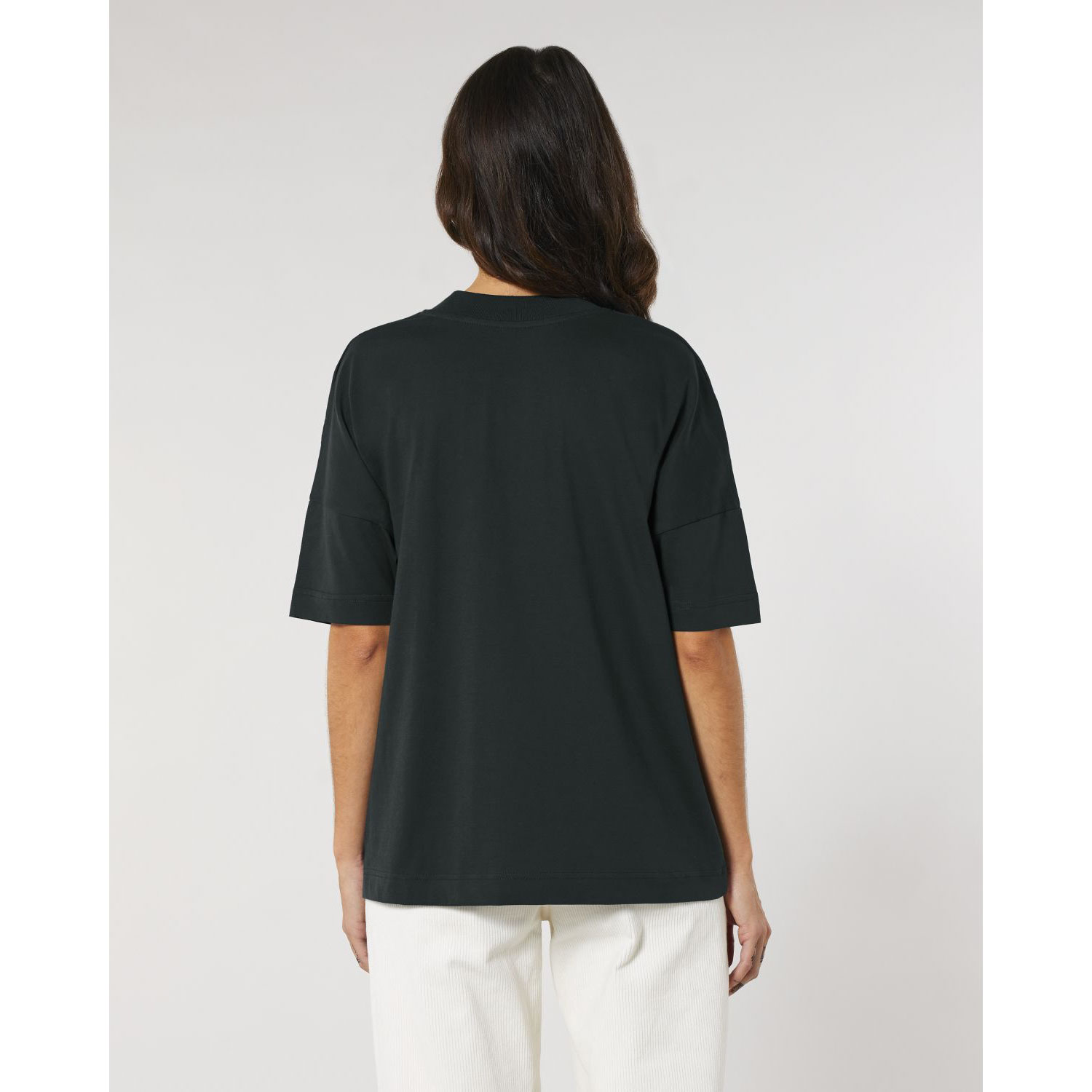 La Garçonne Vetements La Femme Libre oversized T-Shirt in Schwarz mit weissem Aufdruck von La Garçonne Vetements. Model hinten