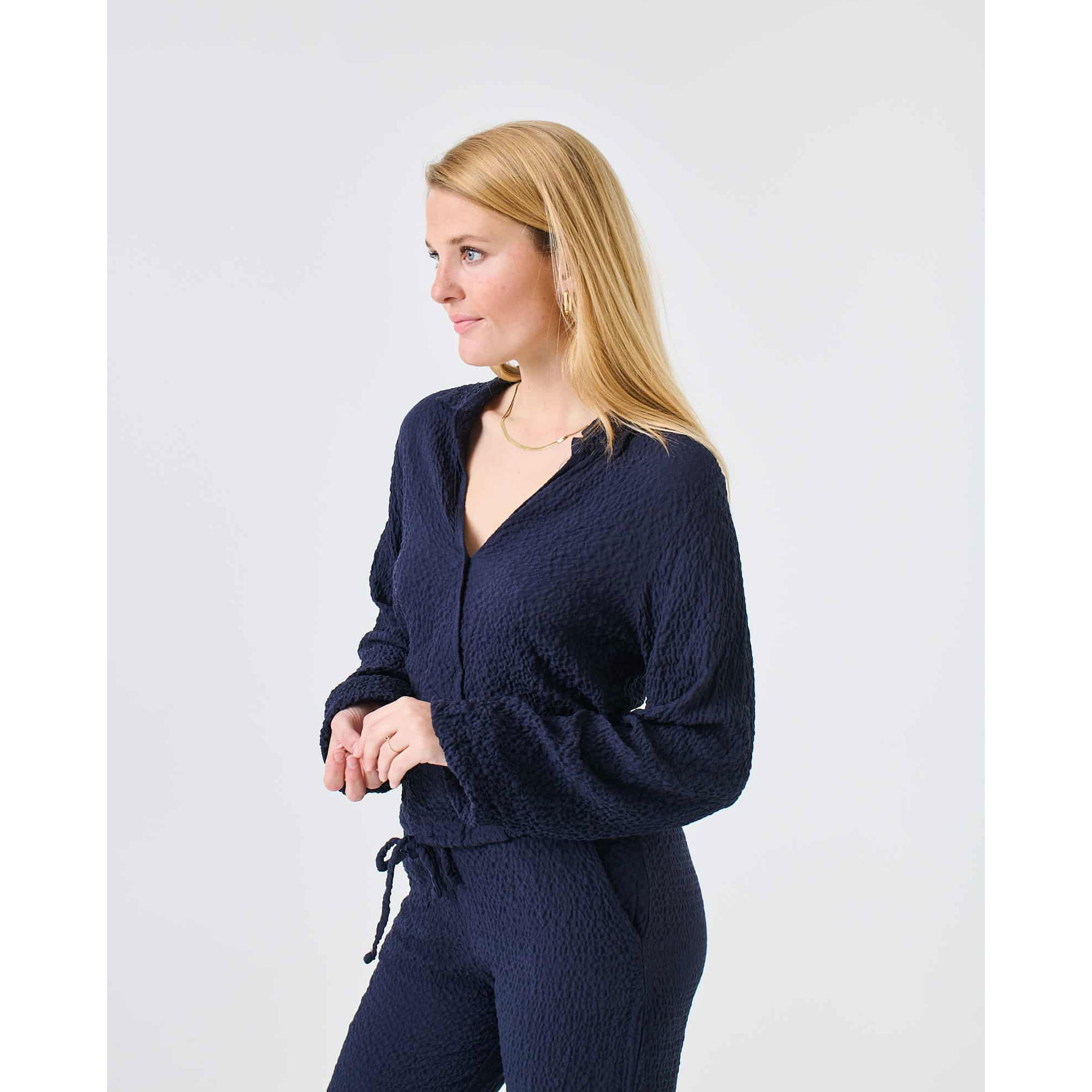 Another Label Latifa Another Label Bluse Dunkelblau Model vorne