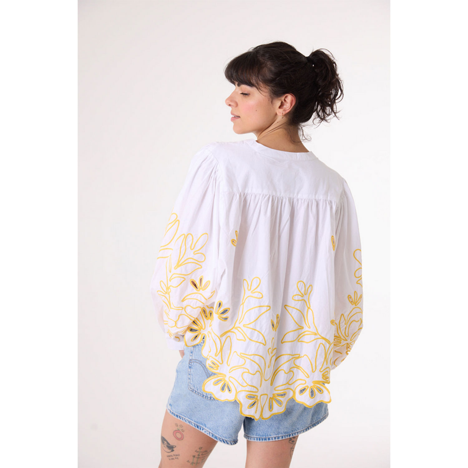 Sacrécoeur Lena Sunnycoco Weisse Bluse mit Lochstickerei und Muster in Gelb von Sacrecoeur. Model hinten