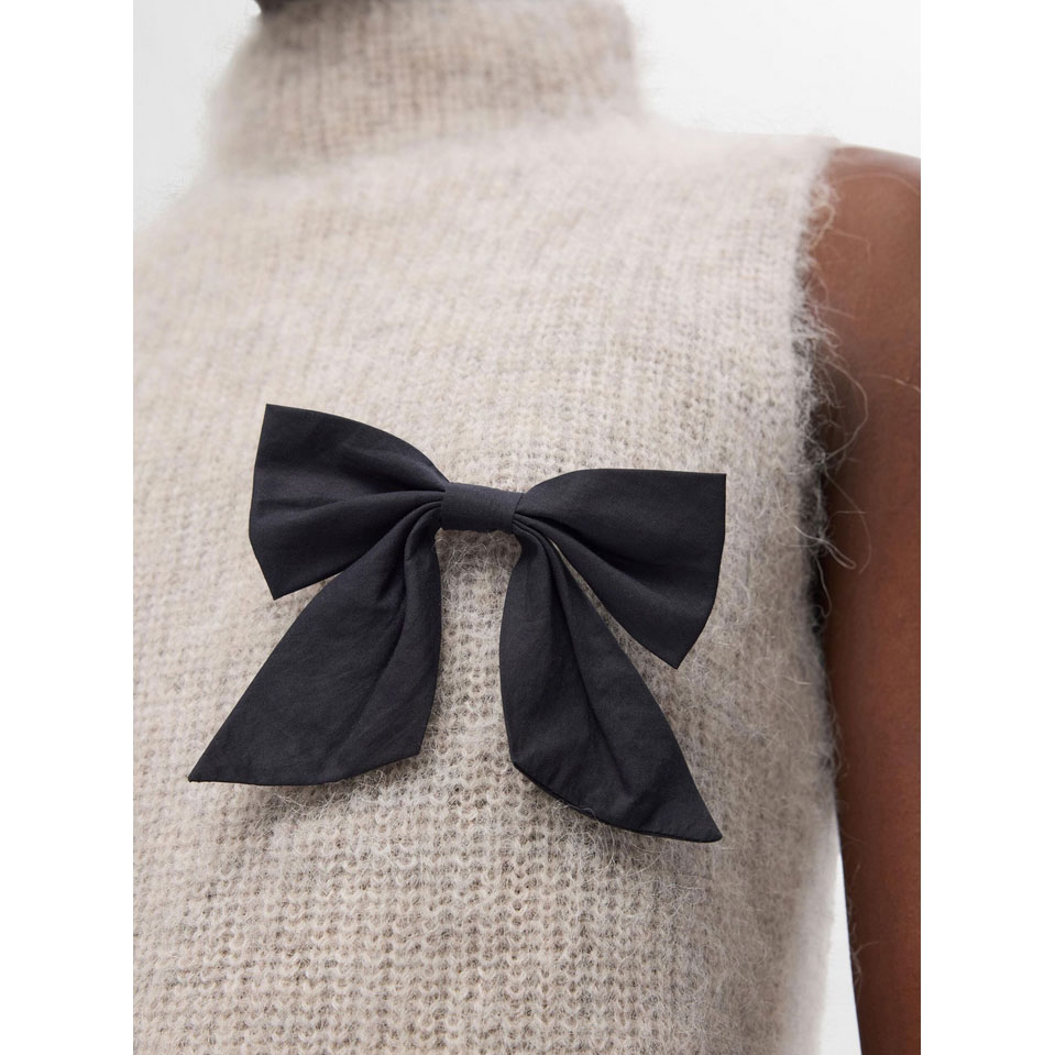 Selected Femme Line Selected Femme Brosche Schwarz Model vorne