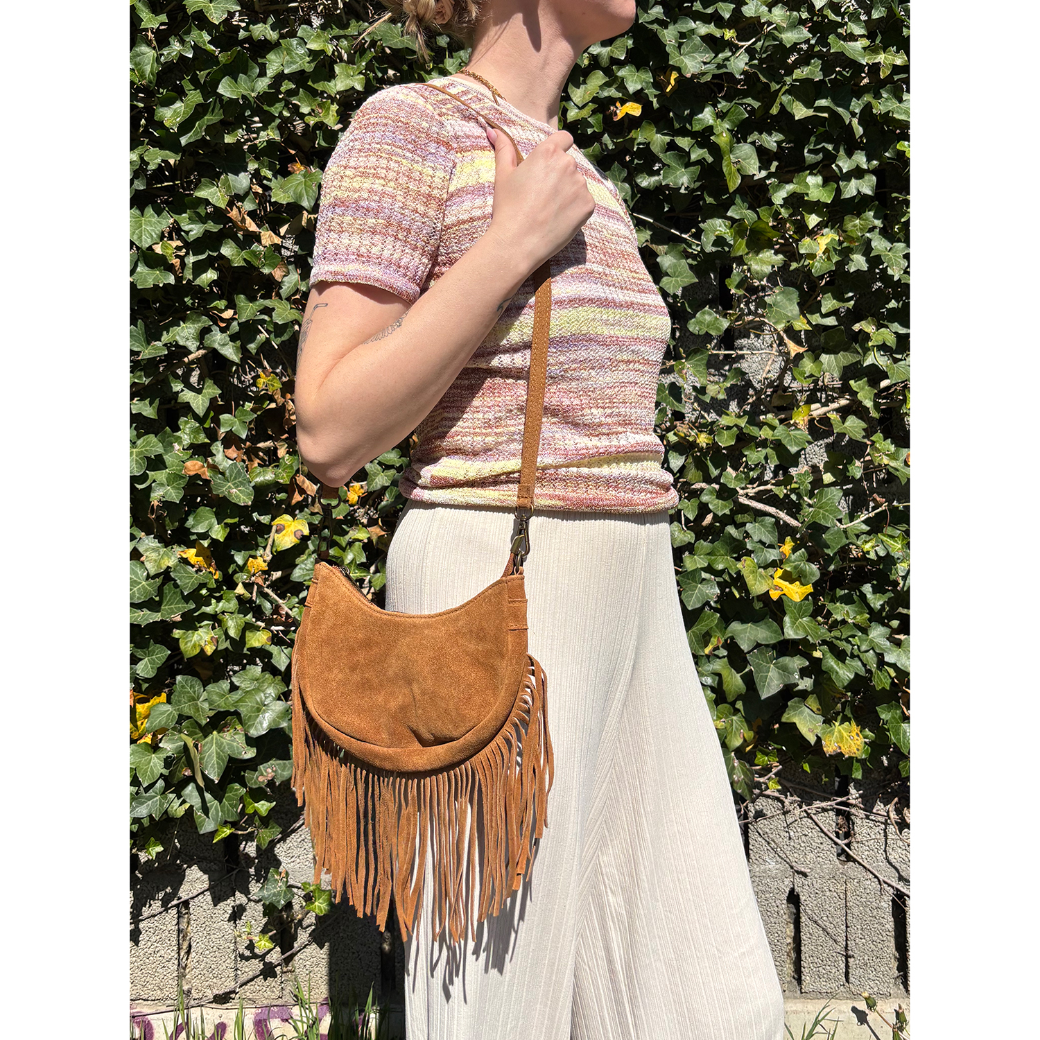 La Garçonne Accessoires Liora Wildledertasche in Hellbraun von La Garçonne Accessoires Model vorne