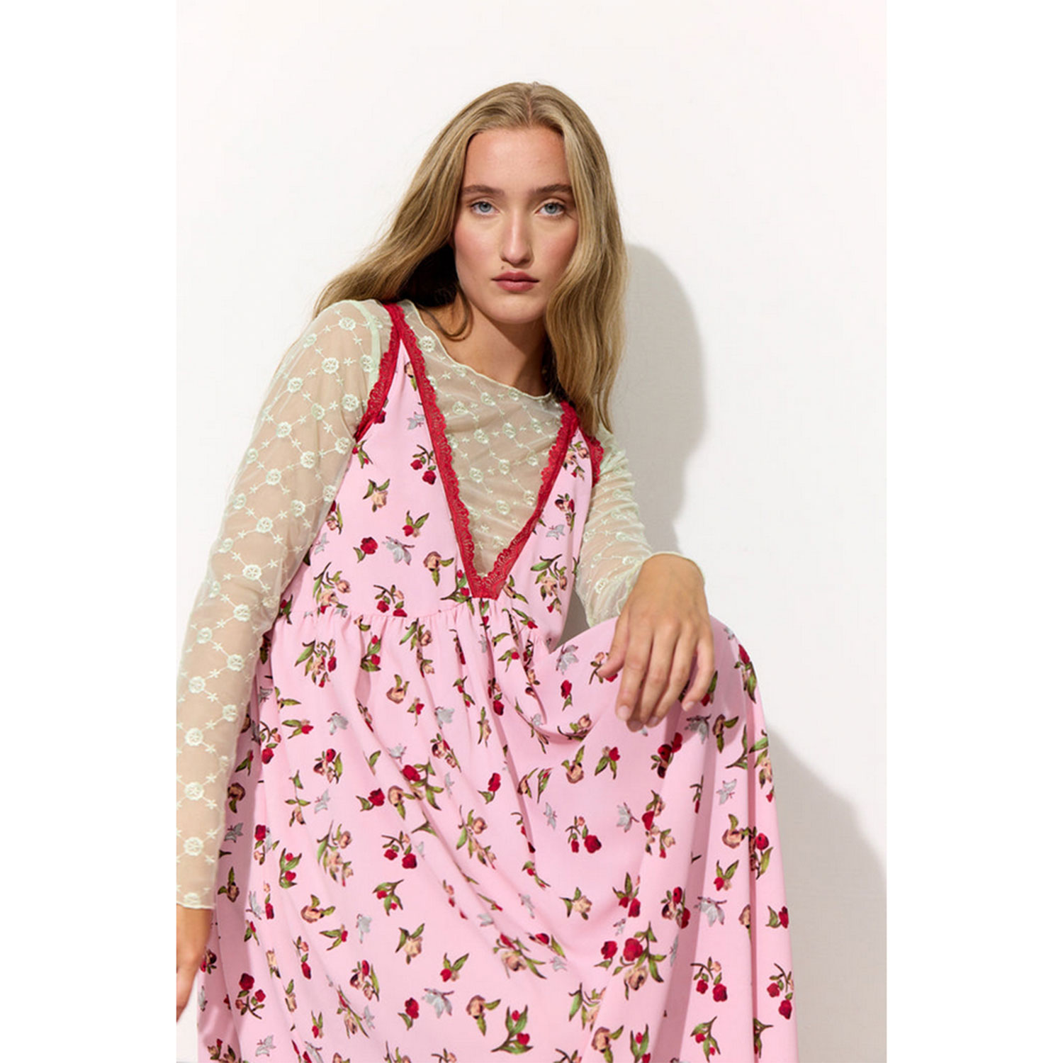 Hunkøn Lisa Kleid mit V-Ausschnitt vorne und hinten in Rosa mit Blumenprint von Hunkøn. Model Detail