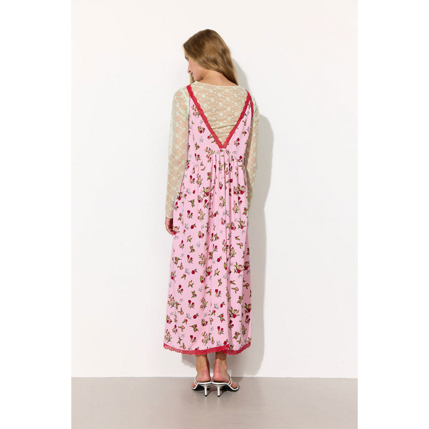 Hunkøn Lisa Kleid mit V-Ausschnitt vorne und hinten in Rosa mit Blumenprint von Hunkøn. Model hinten
